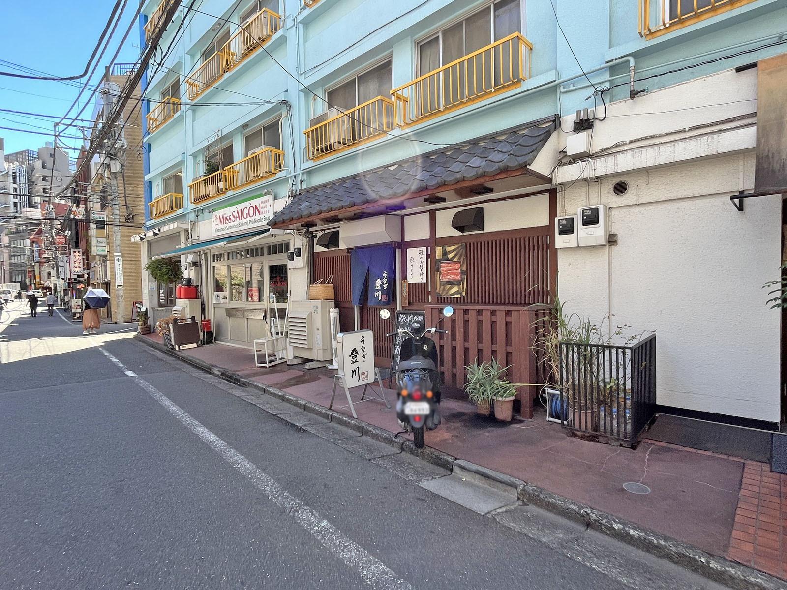 付近には飲食店が充実