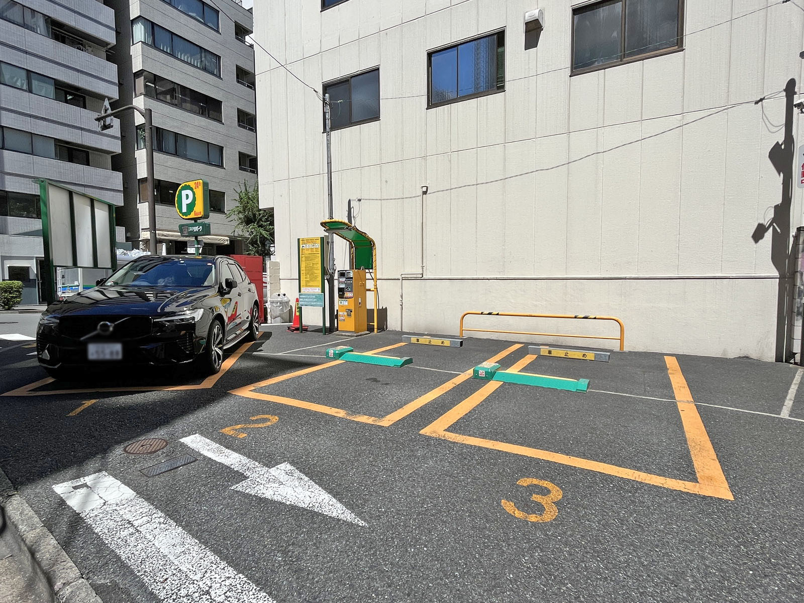 向かいの通りのコインパーキング
