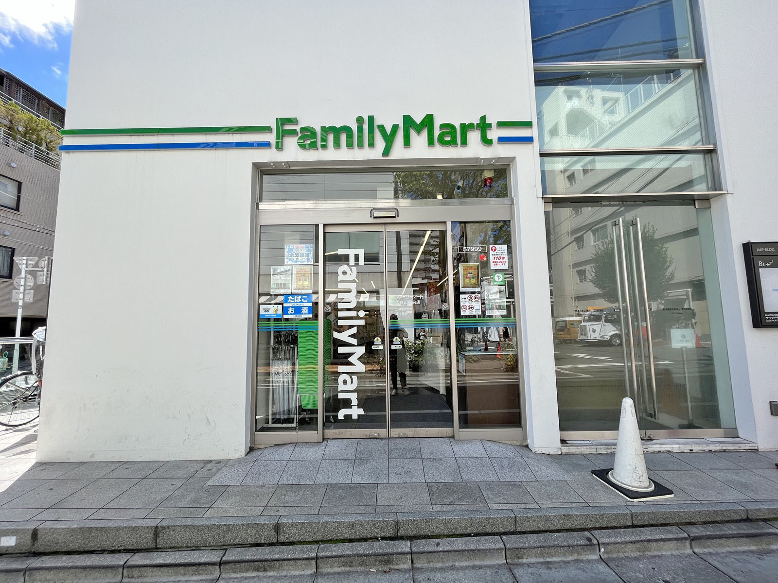 徒歩1分のファミリーマート代官山駅前店