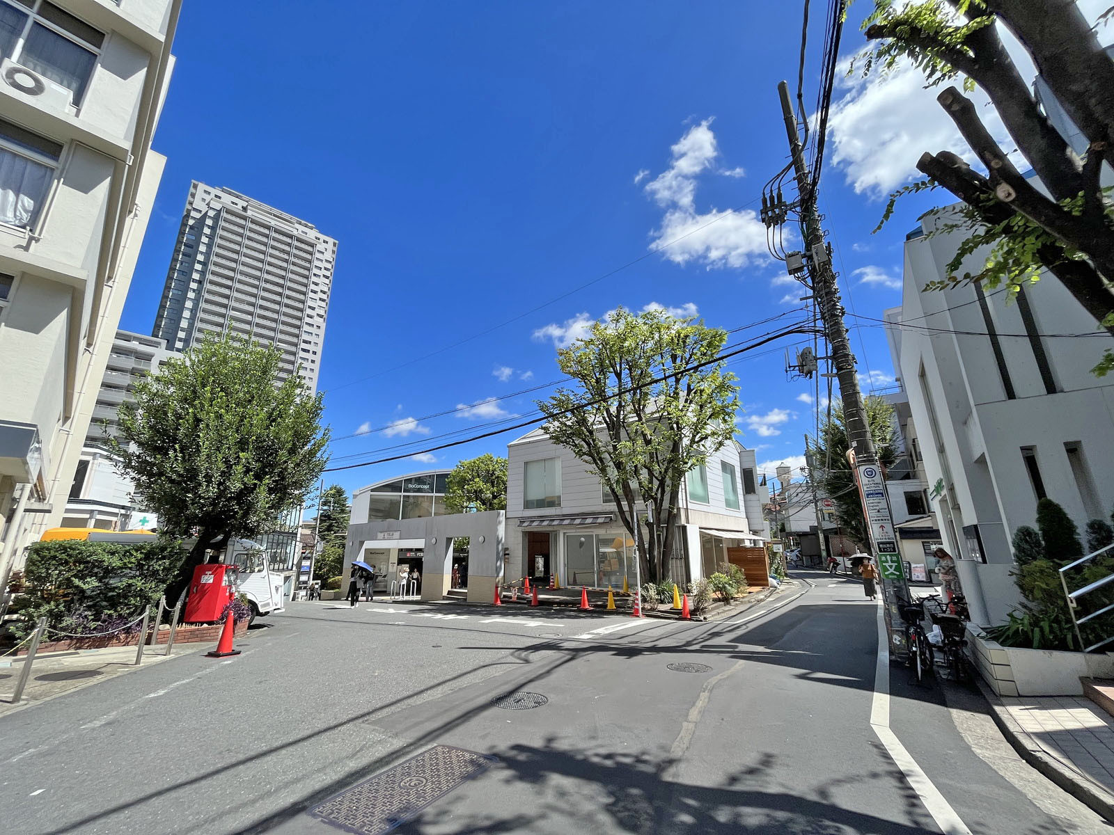 代官山アドブル前面通り