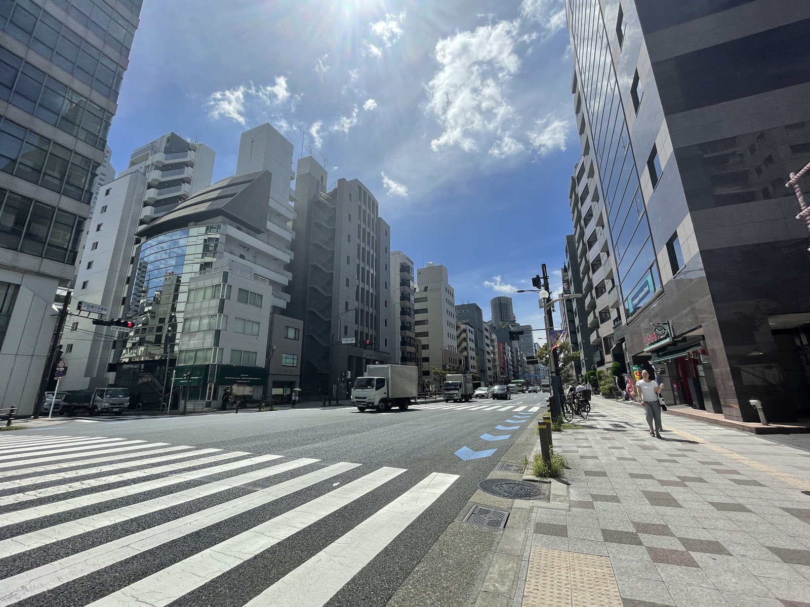 芝信三田ビル前面の通り