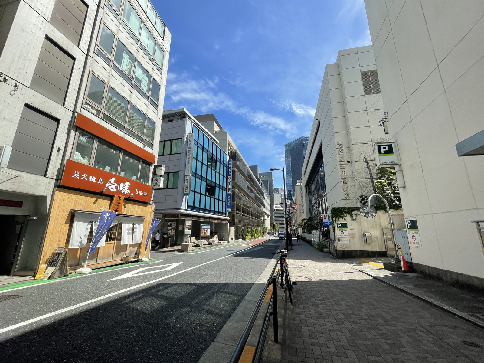 田町スクエア前面の通り