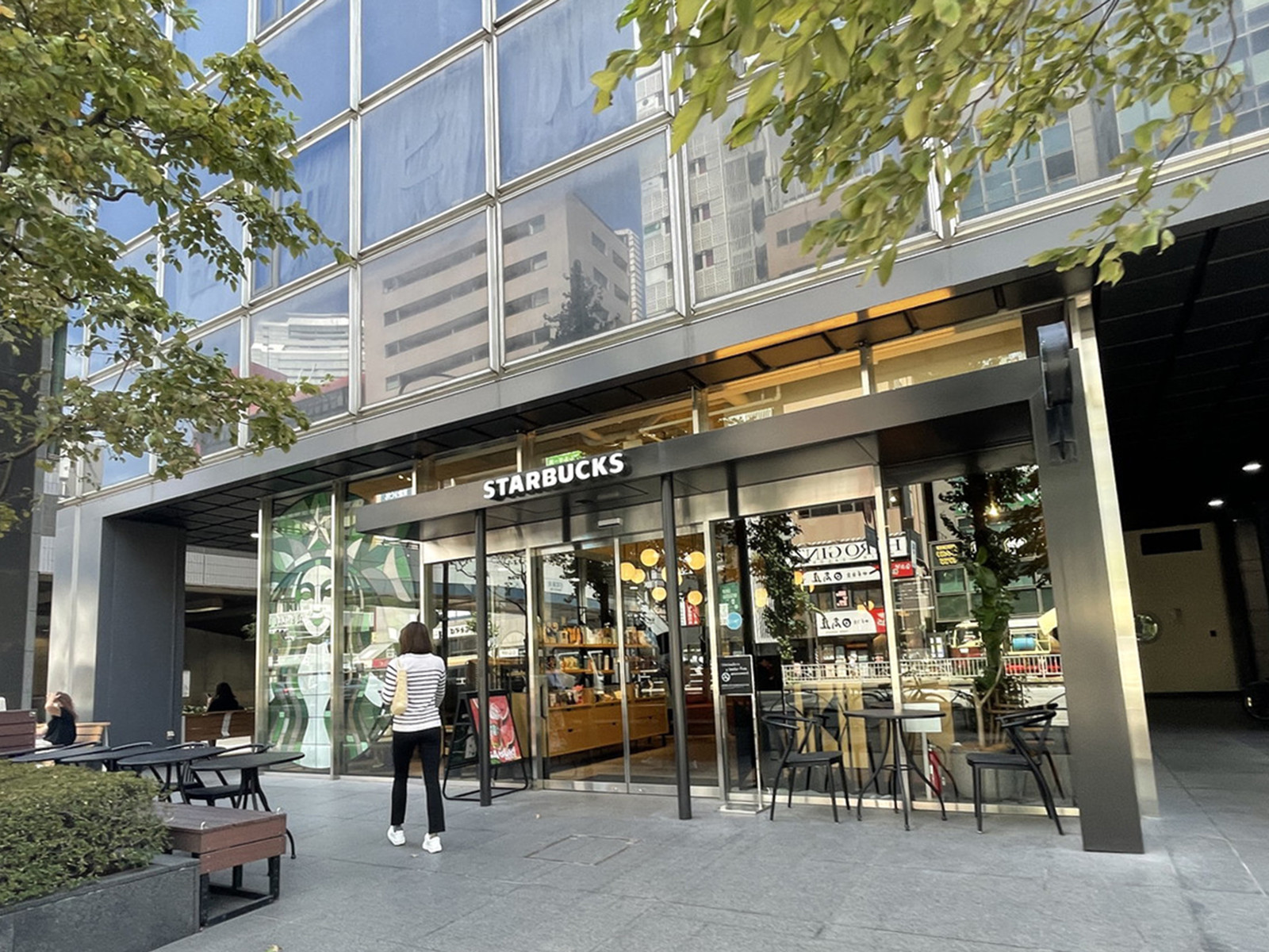徒歩3分のスターバックスコーヒー新田町ビル店