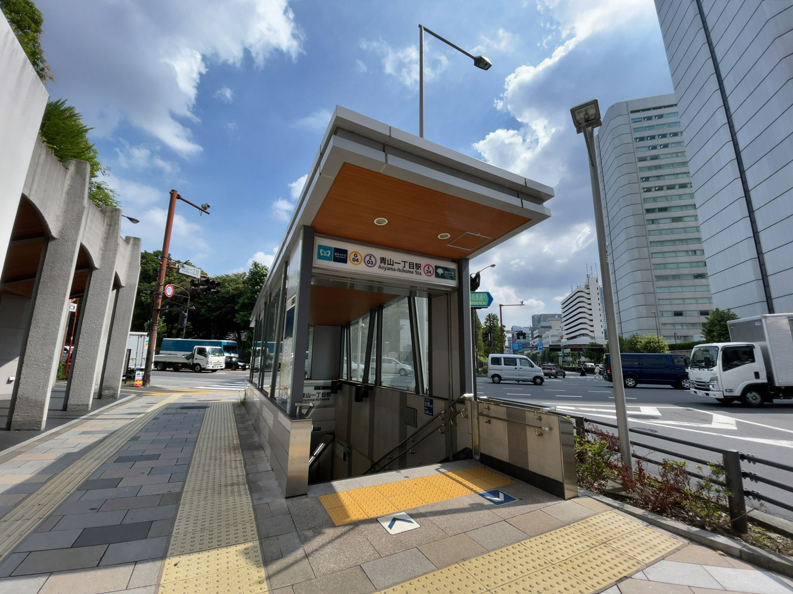 最寄りの「青山一丁目駅」