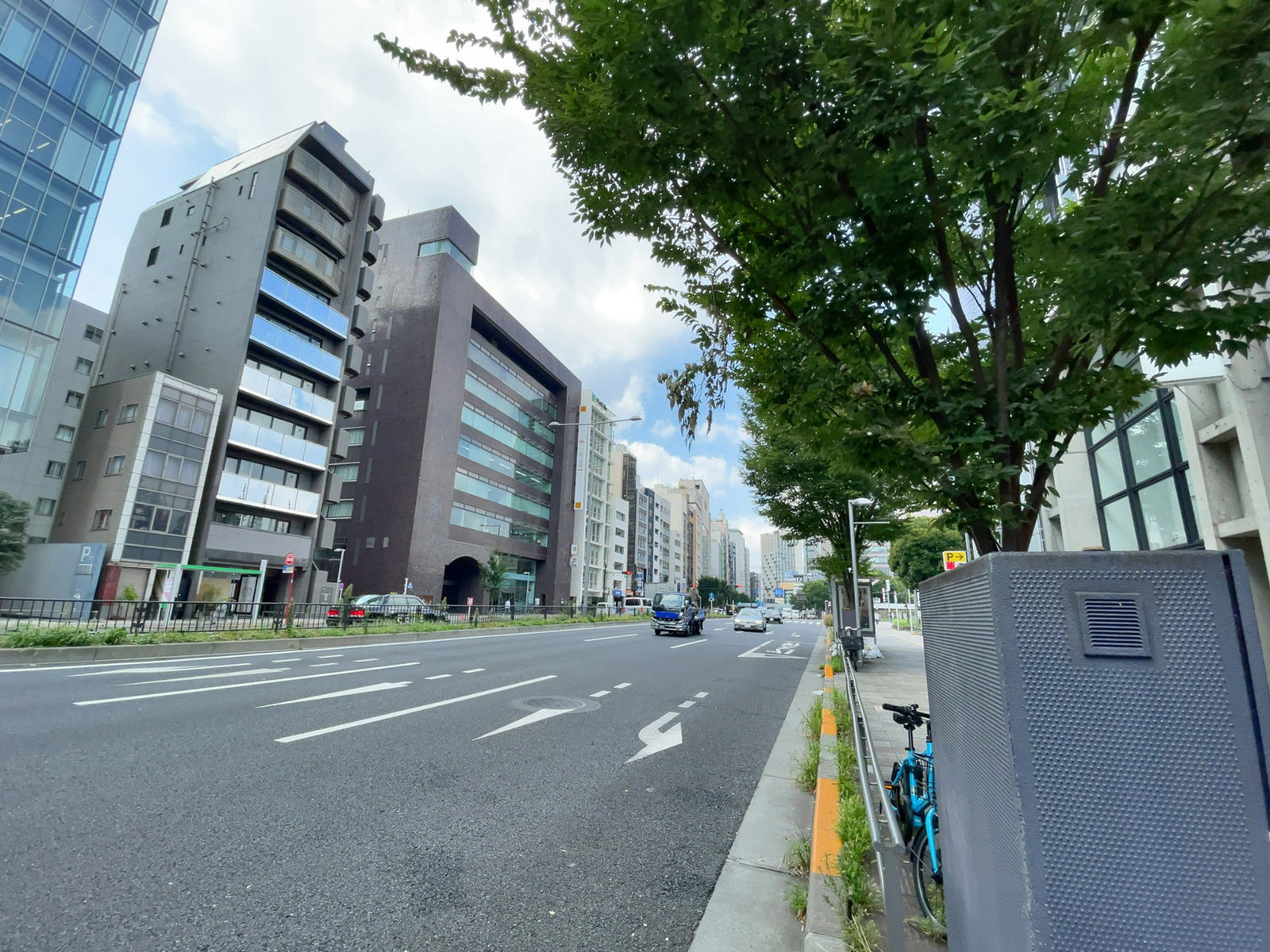 ビル前の青山通り