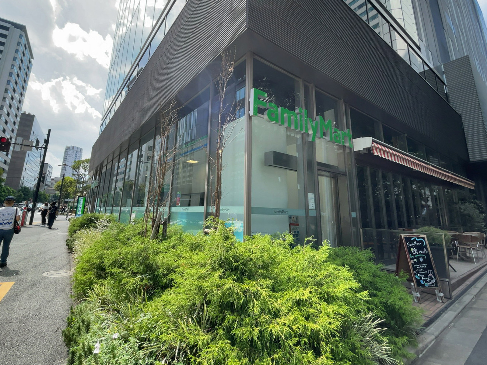 隣のファミリーマート 青山外苑東通り店