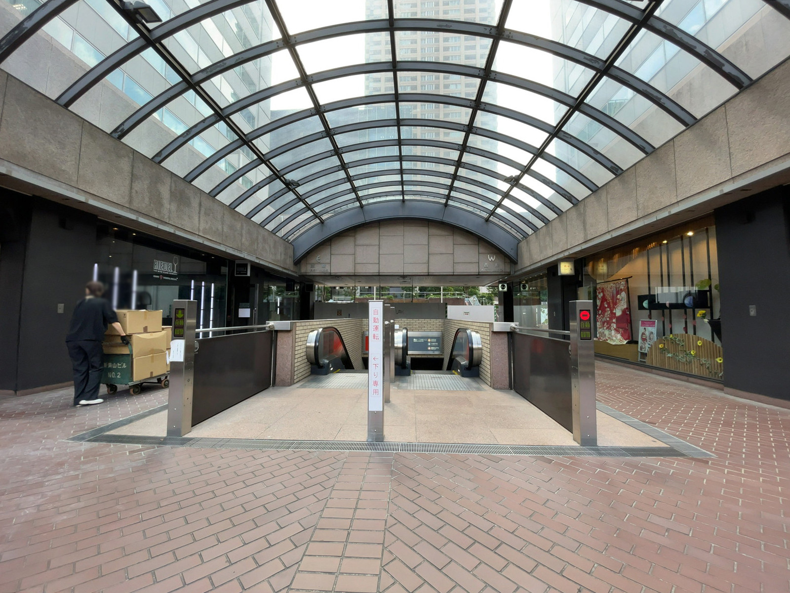 直結の「青山一丁目駅」
