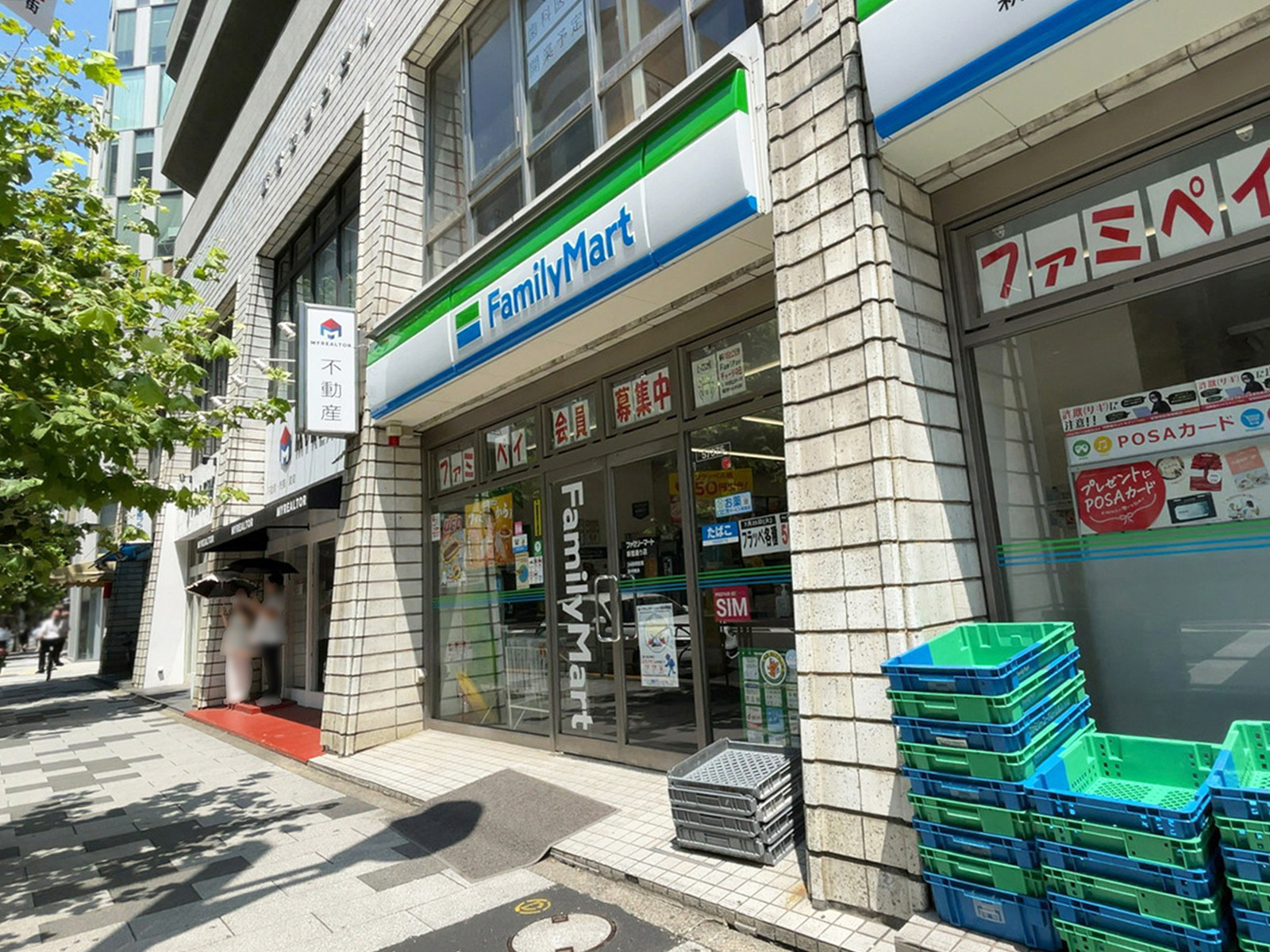 近くのファミリーマート新宿通り店
