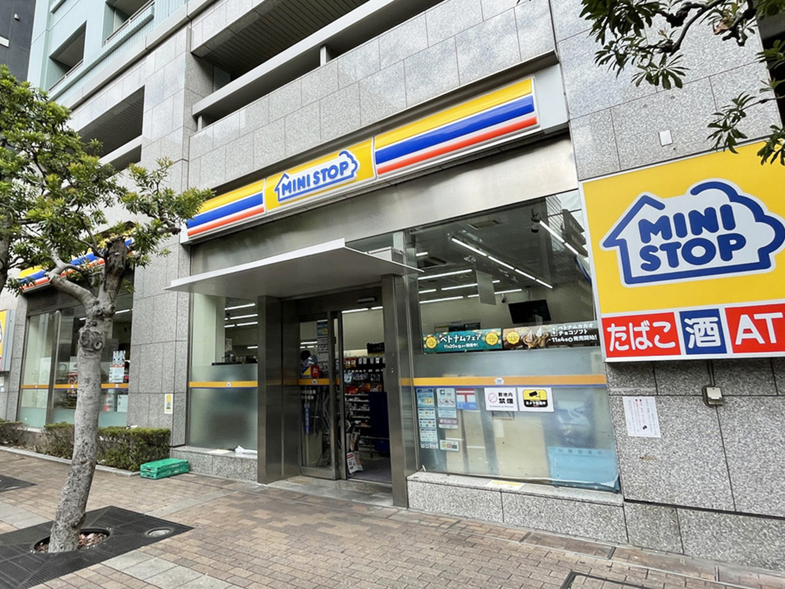 近くのミニストップ新宿花園通り店