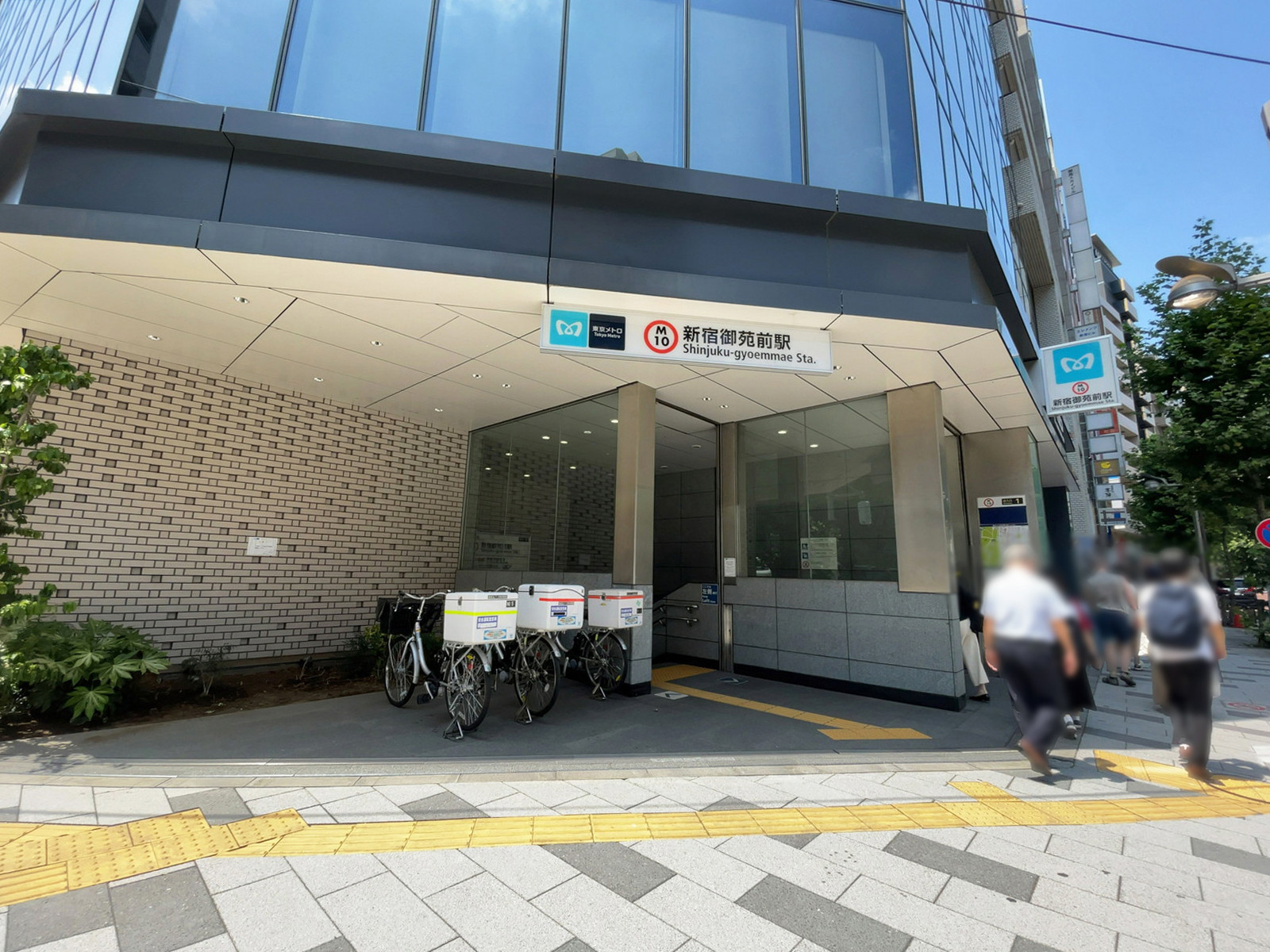 最寄りの「新宿御苑前駅」