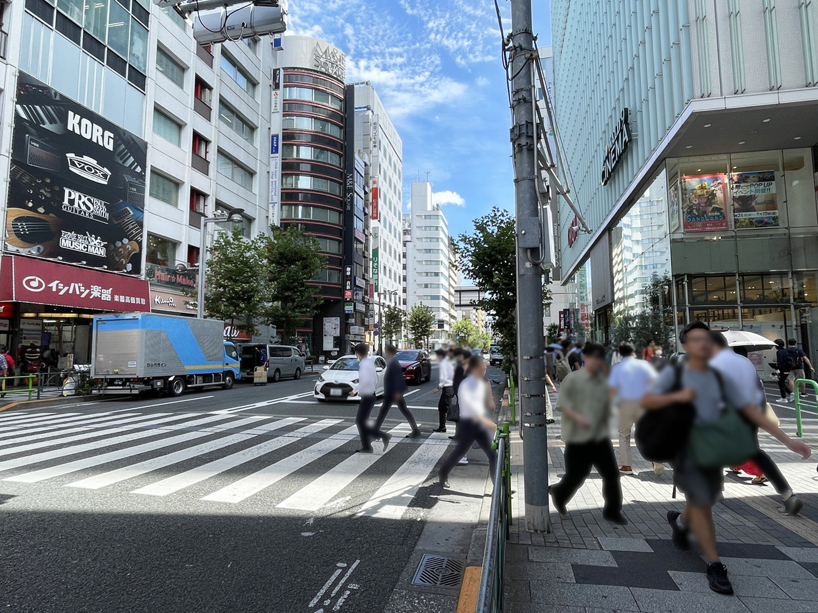 M&Eスクエア前面の新宿通り