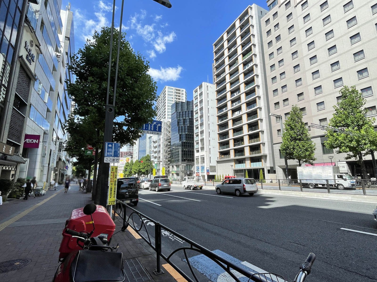 亜細亜観光ビル前面の新宿通り
