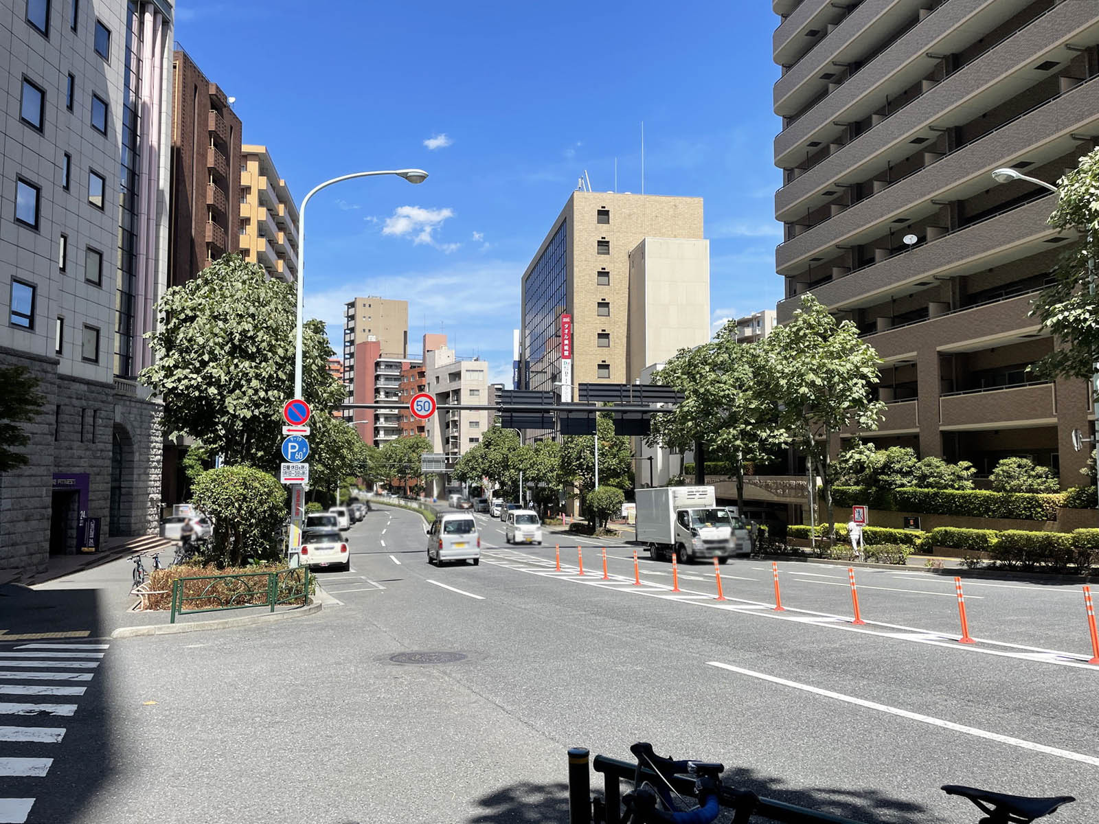 九久ビル前面の外苑西通り