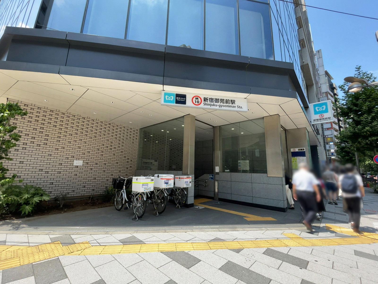 徒歩圏内の「新宿御苑前駅」