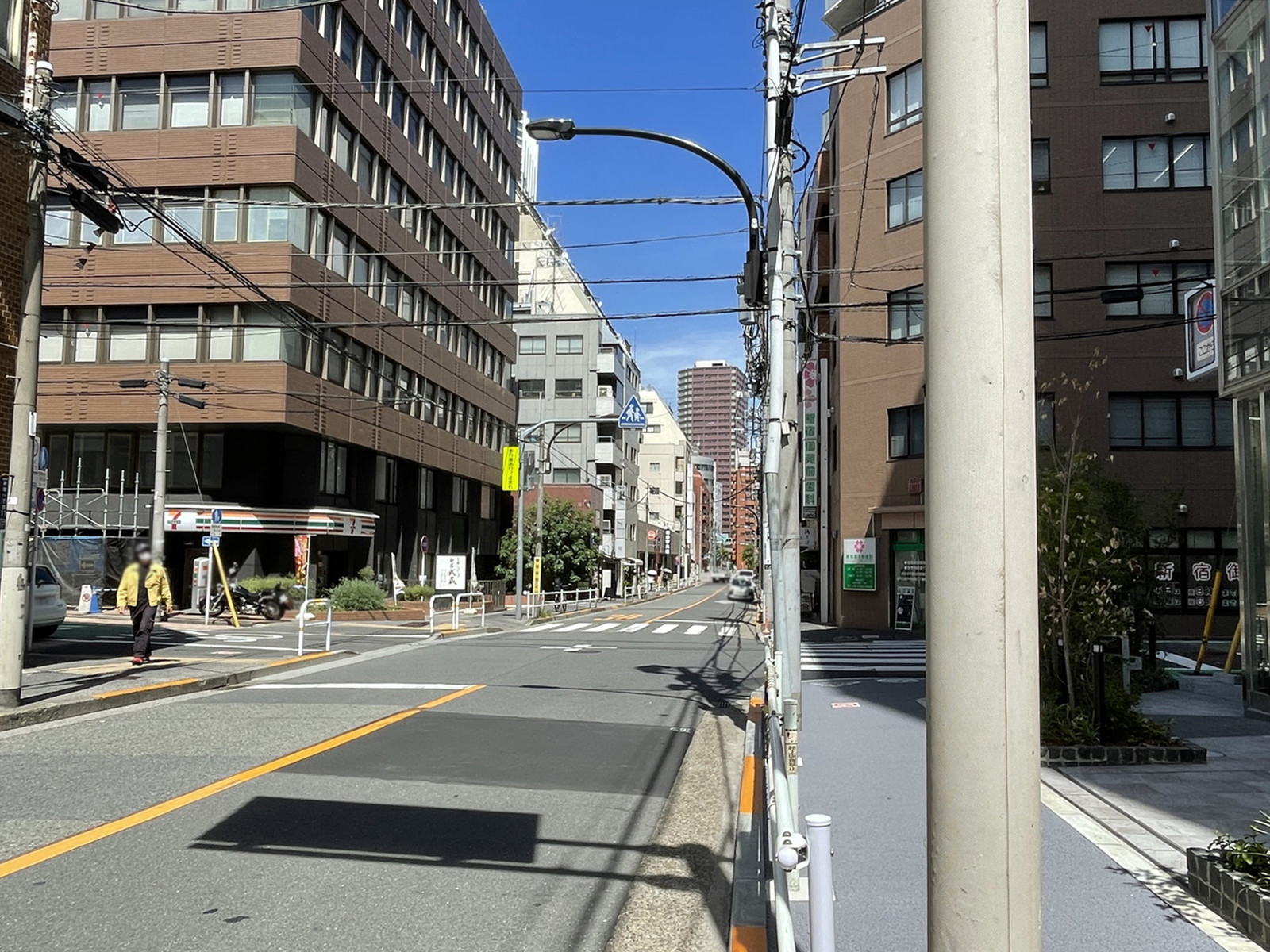クロスシー新宿御苑前ビル前面の通り