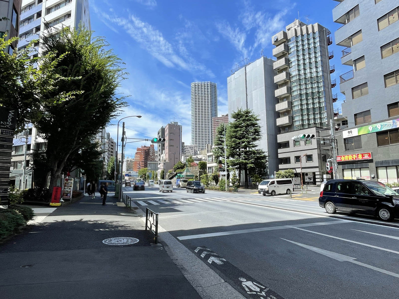 ベルックス新宿ビル2前面の靖国通り