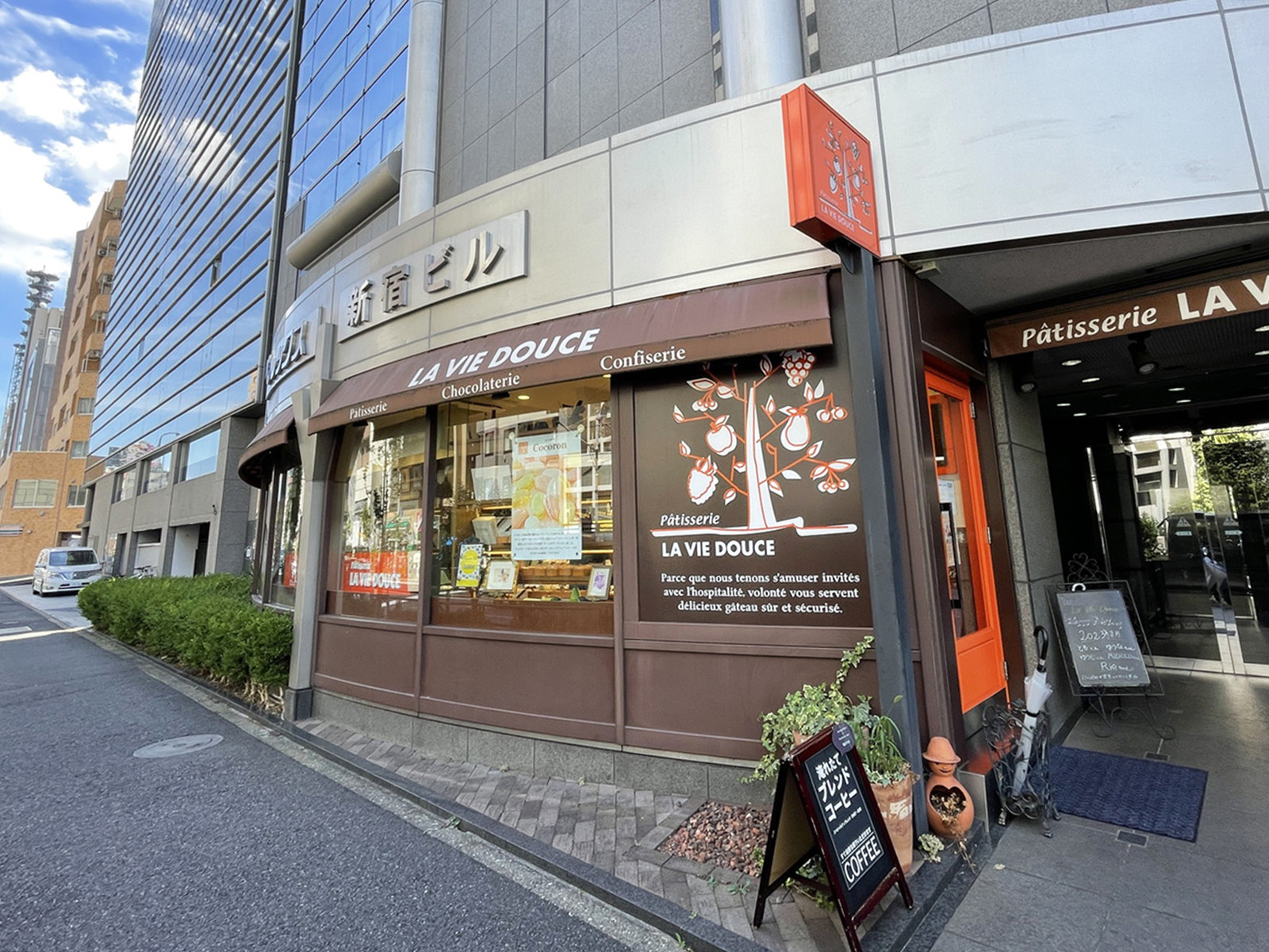 隣のカフェ