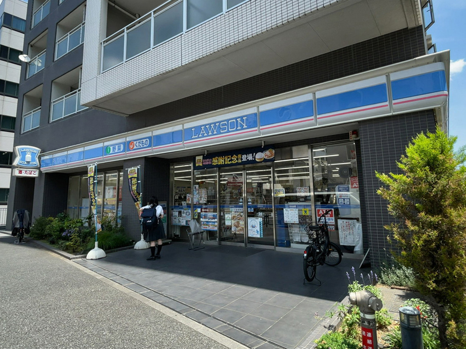 徒歩2分のローソン新宿荒木町店