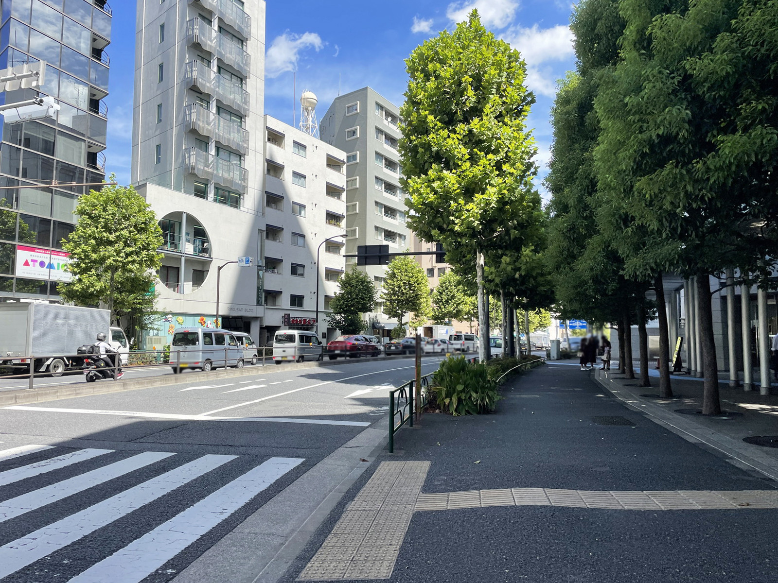 MKビル前面の外苑東通り