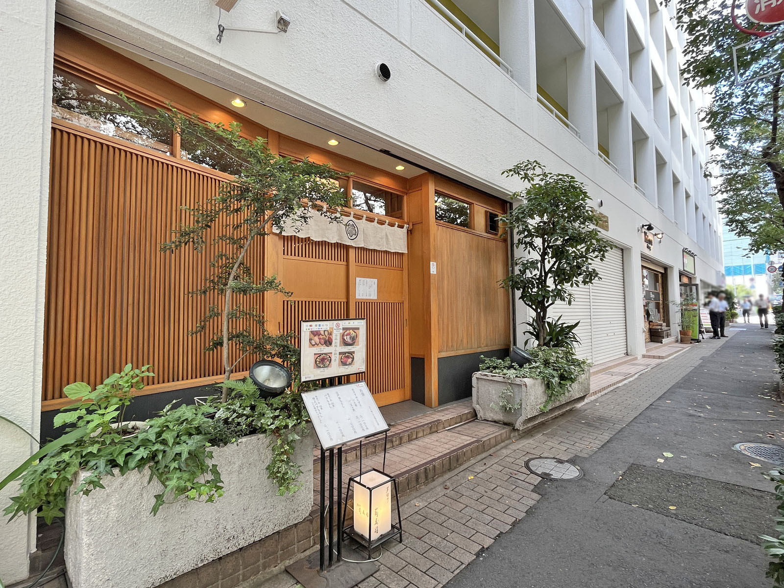 付近には飲食店が充実