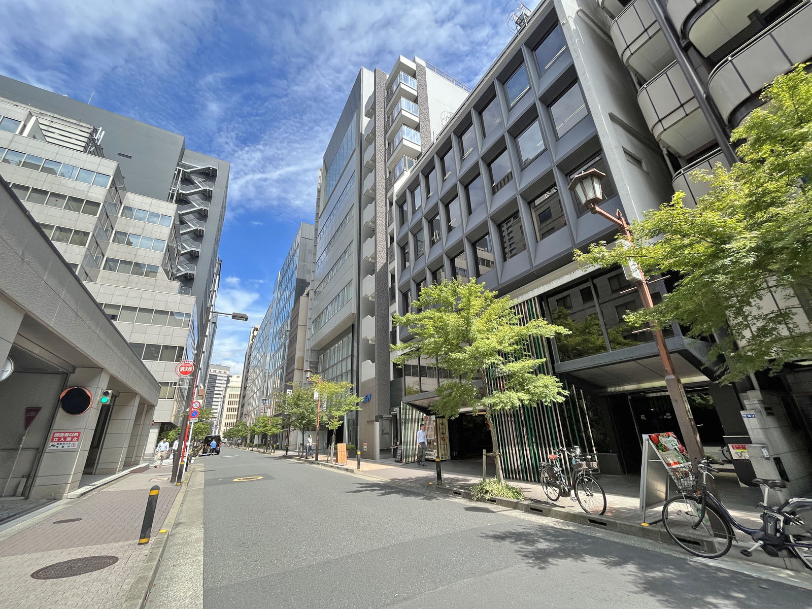 WORK BASE Nihombashi前面の江戸・もみじ通り