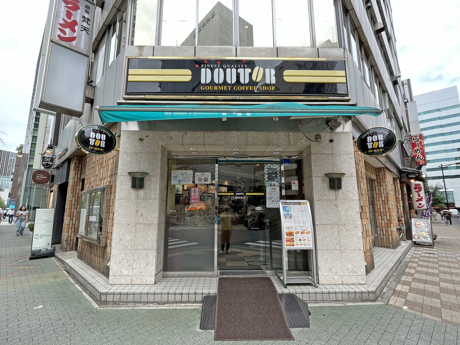 徒歩1分のドトール銀座柳通り店
