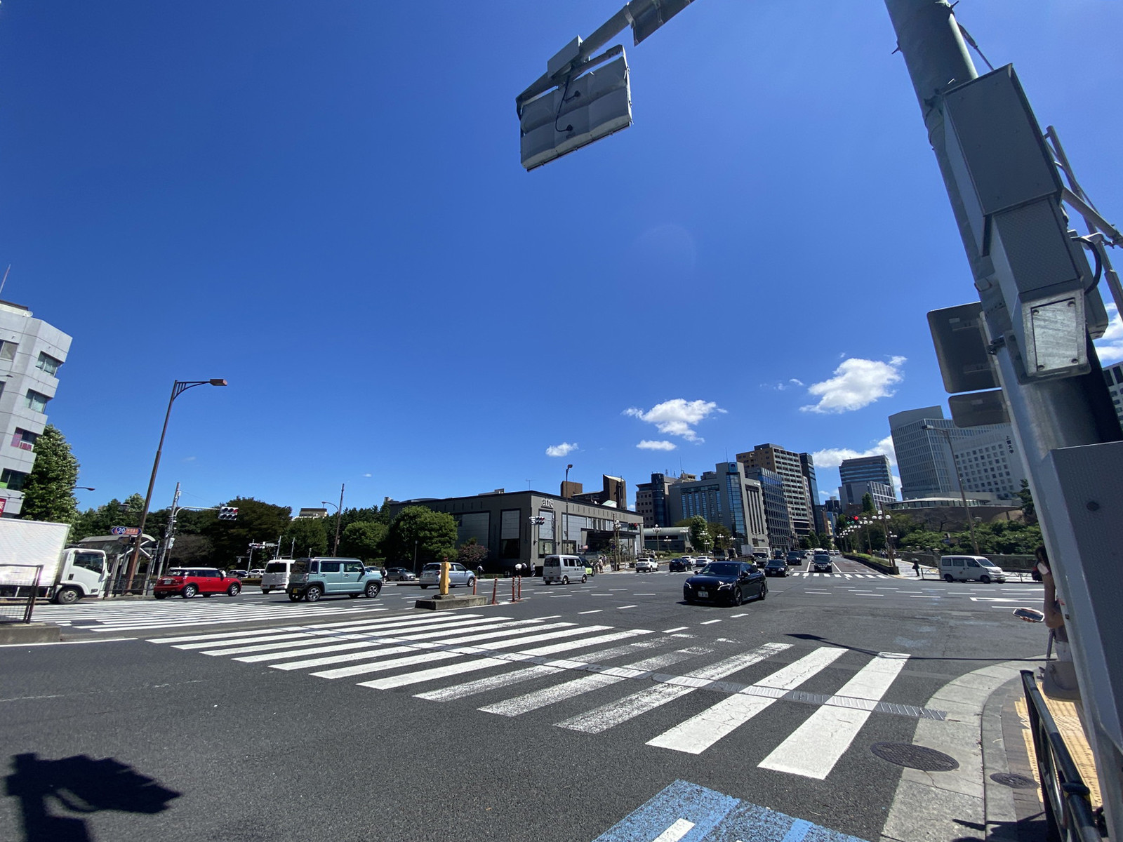 クニヤビル前面の新宿通り