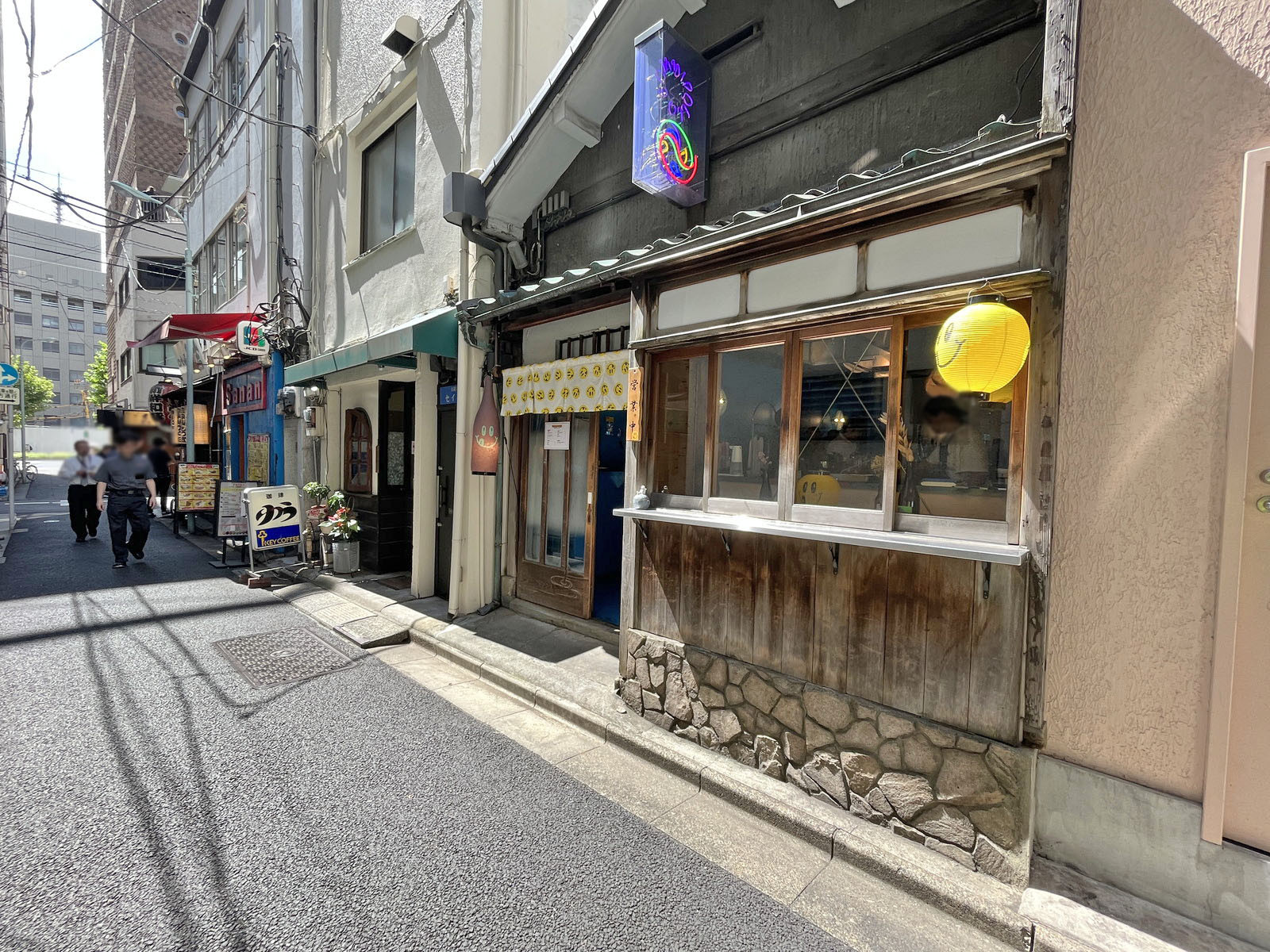 付近には飲食店が充実