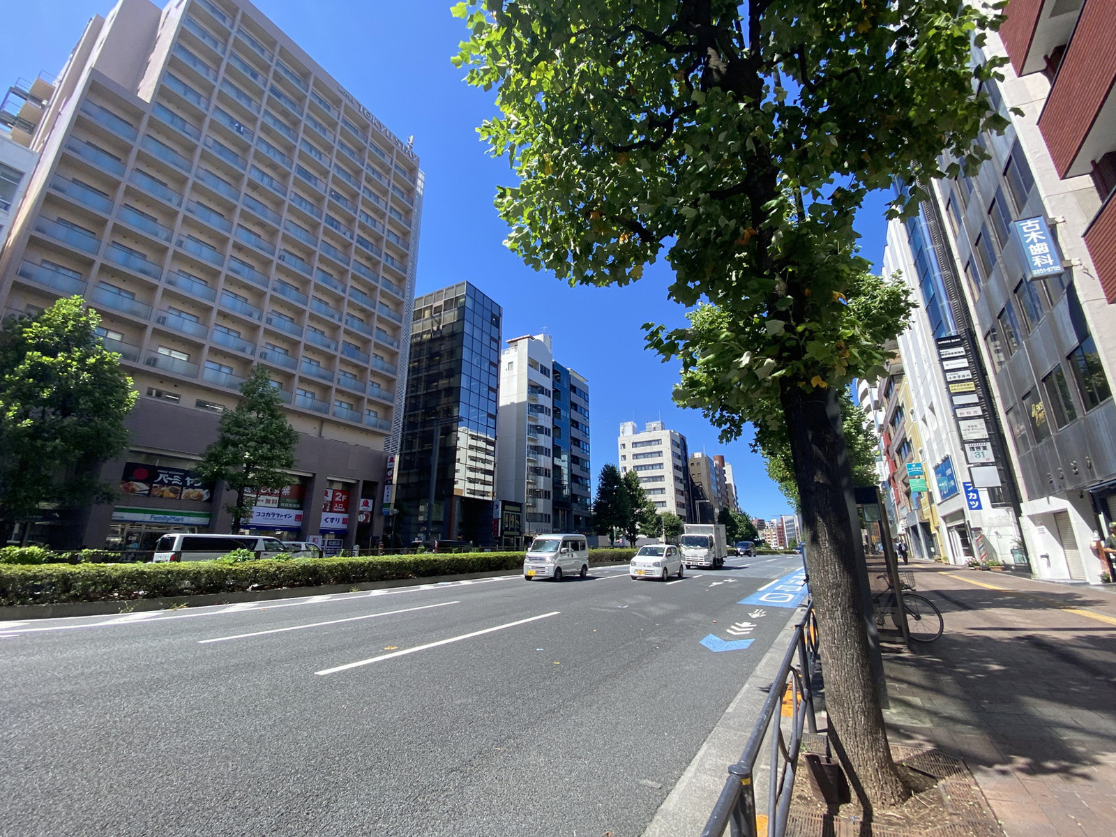 四谷三和ビル前面の新宿通り