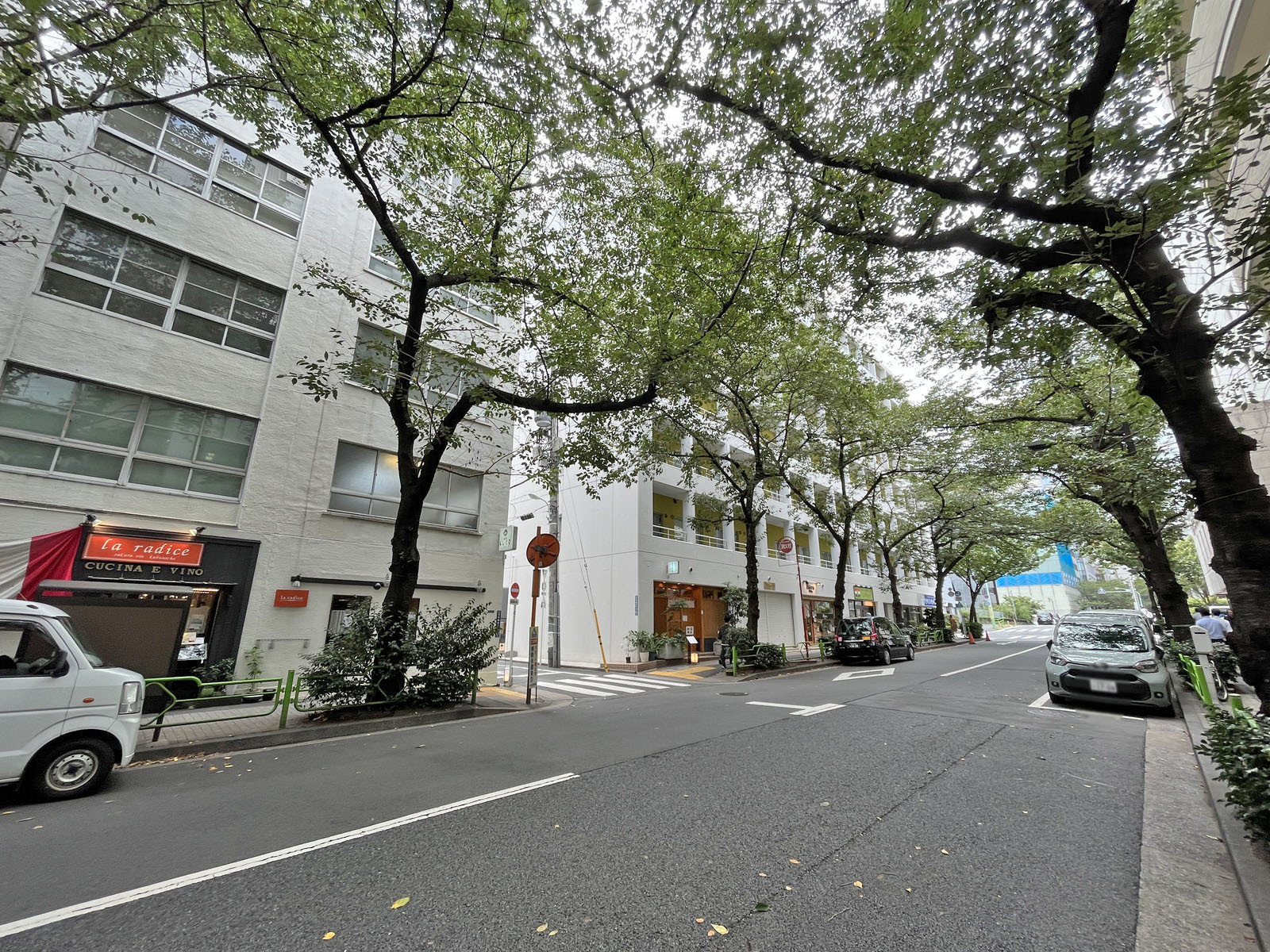 兜町サイトウビル前面通り
