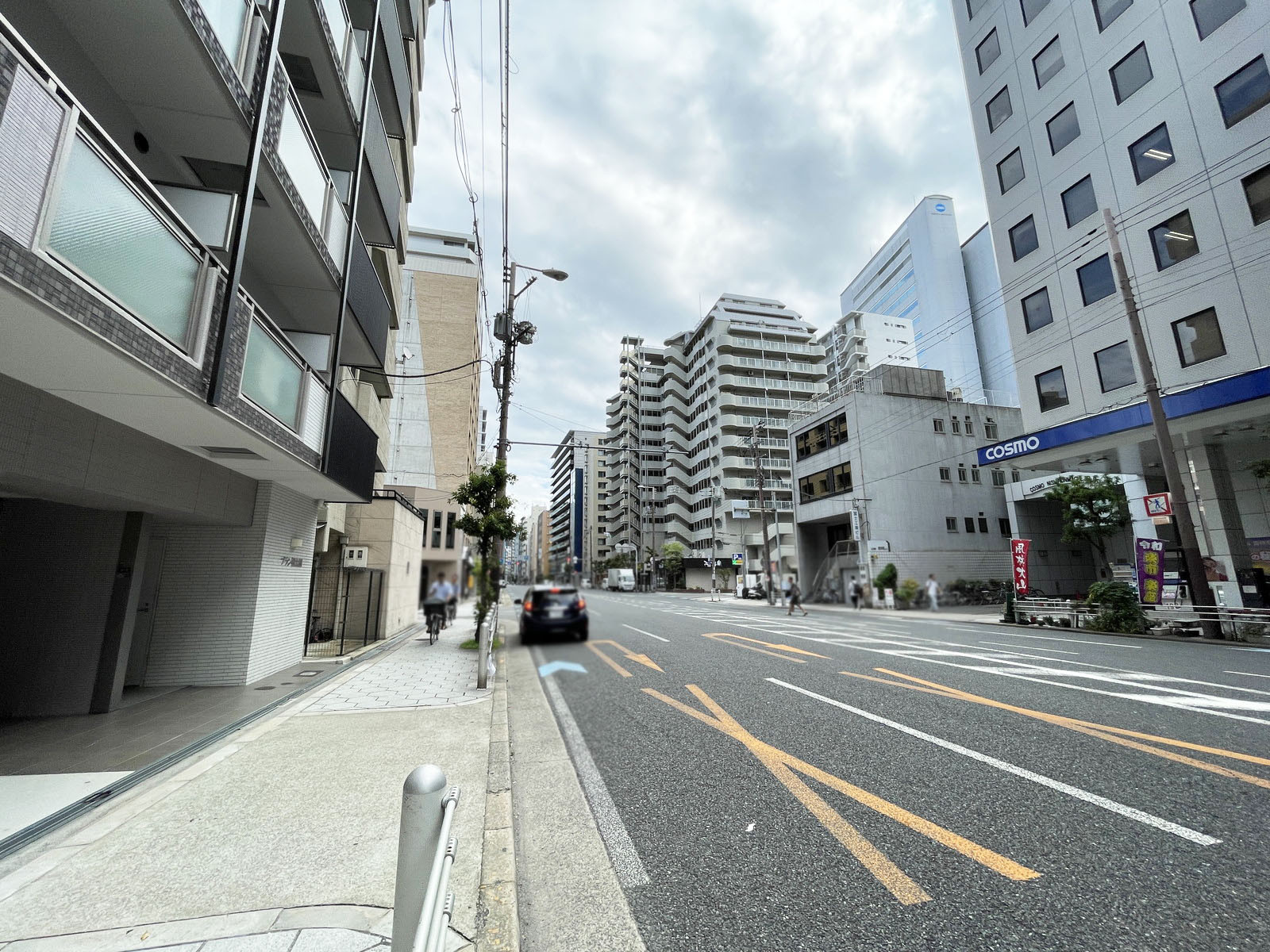 本町翁ビルディング前面の通り