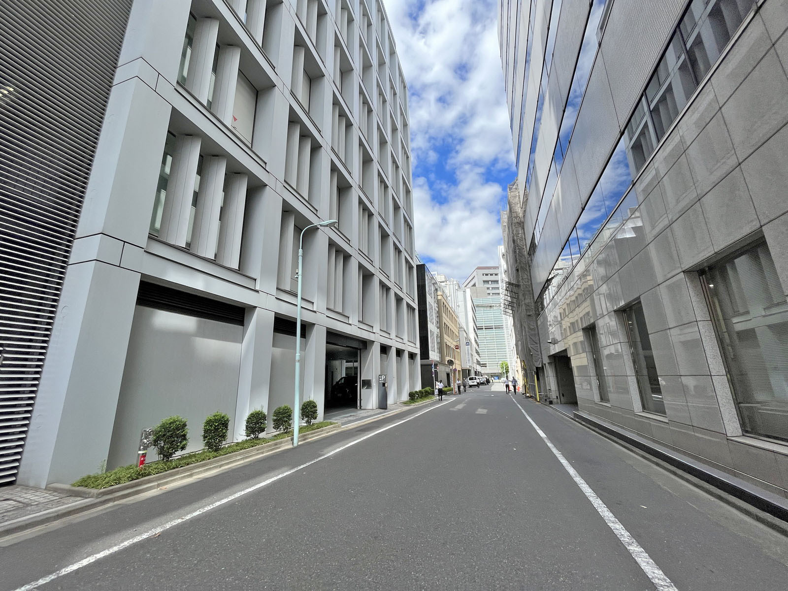 茅場町一丁目ビル前面通り