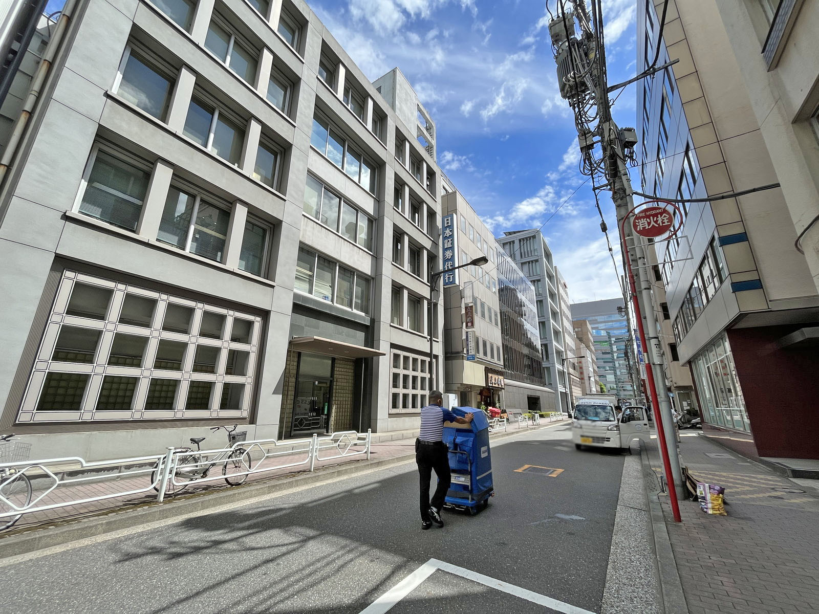 桂昇茅場町ビル前面通り