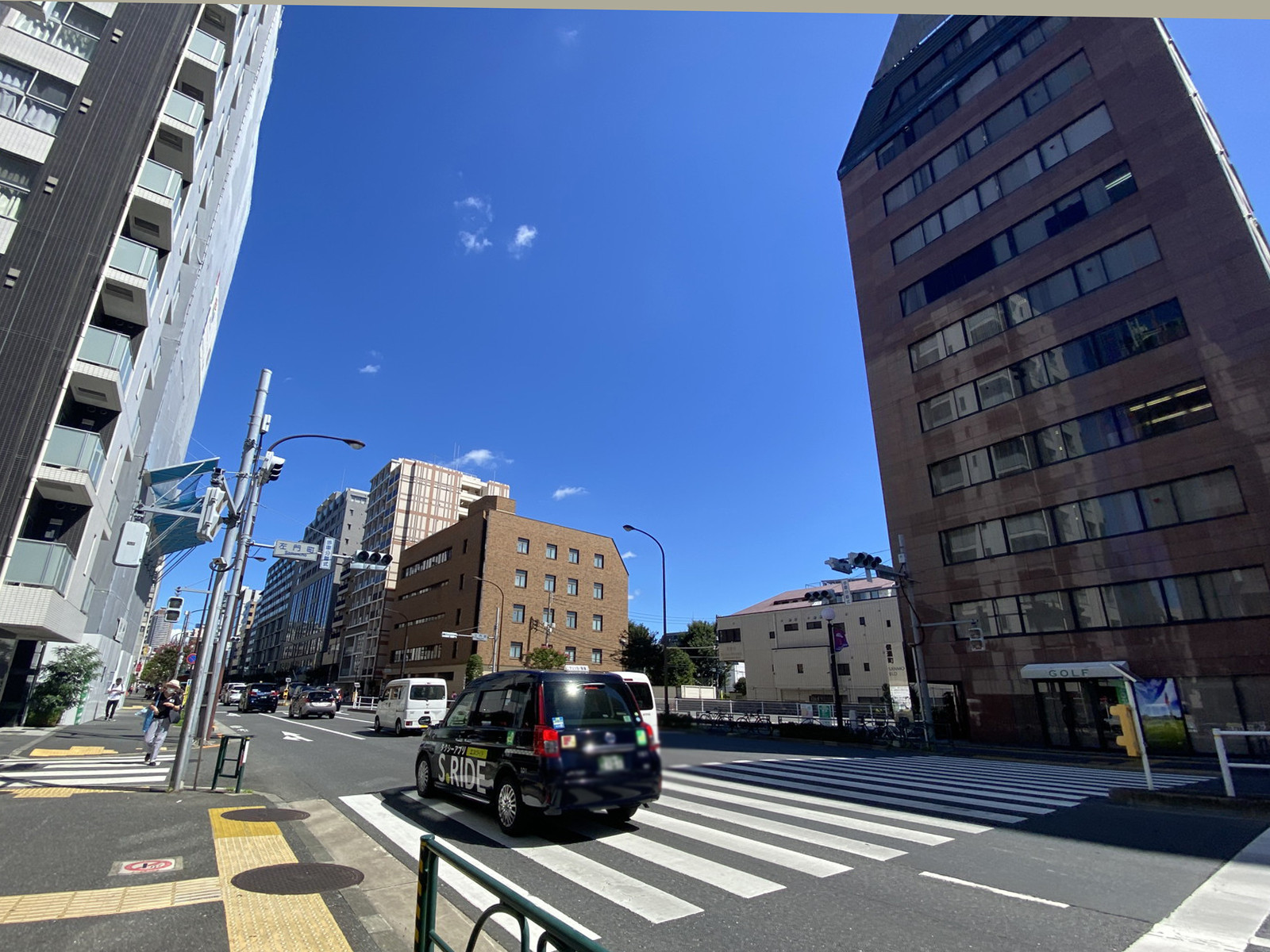 信濃町SANMOビル前面の通り