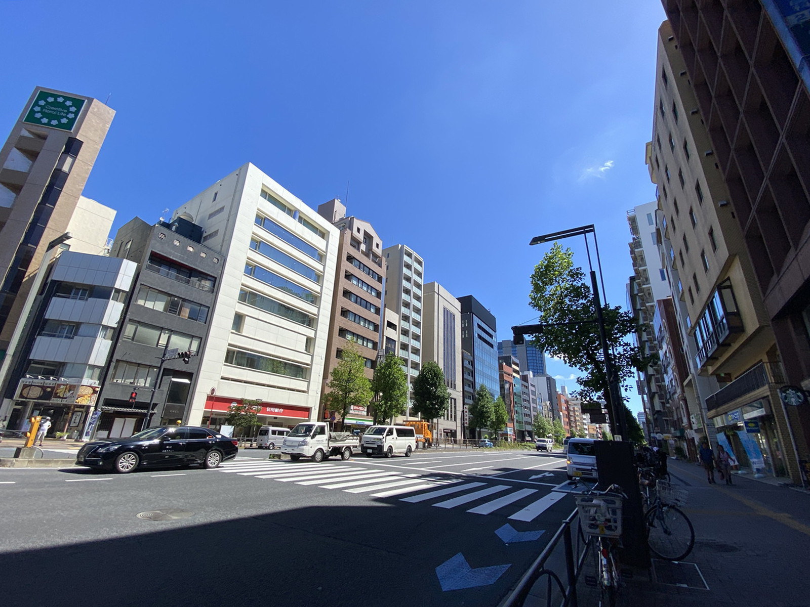 付近の新宿通り