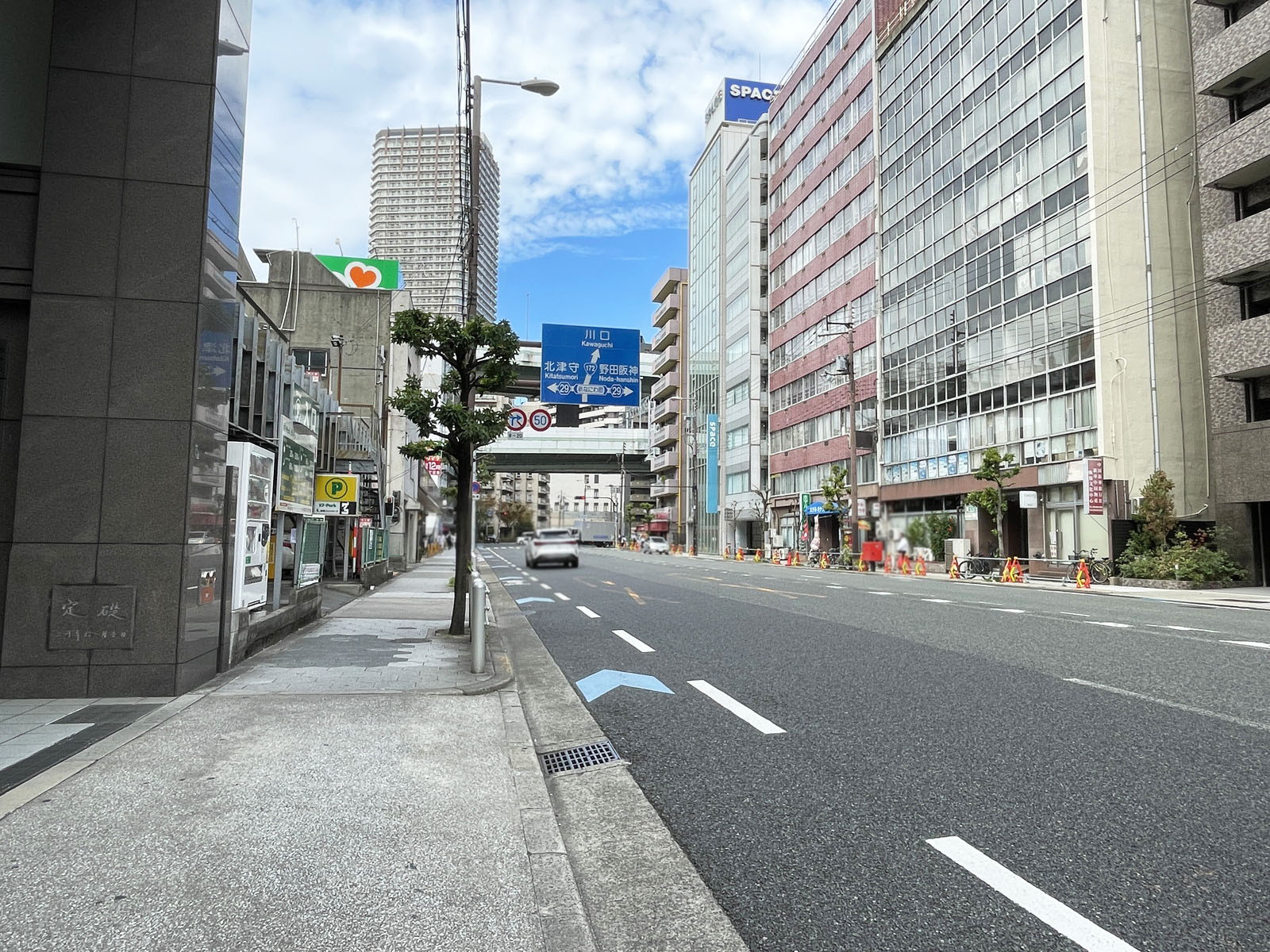 ソーラービルディング前面の本町通り