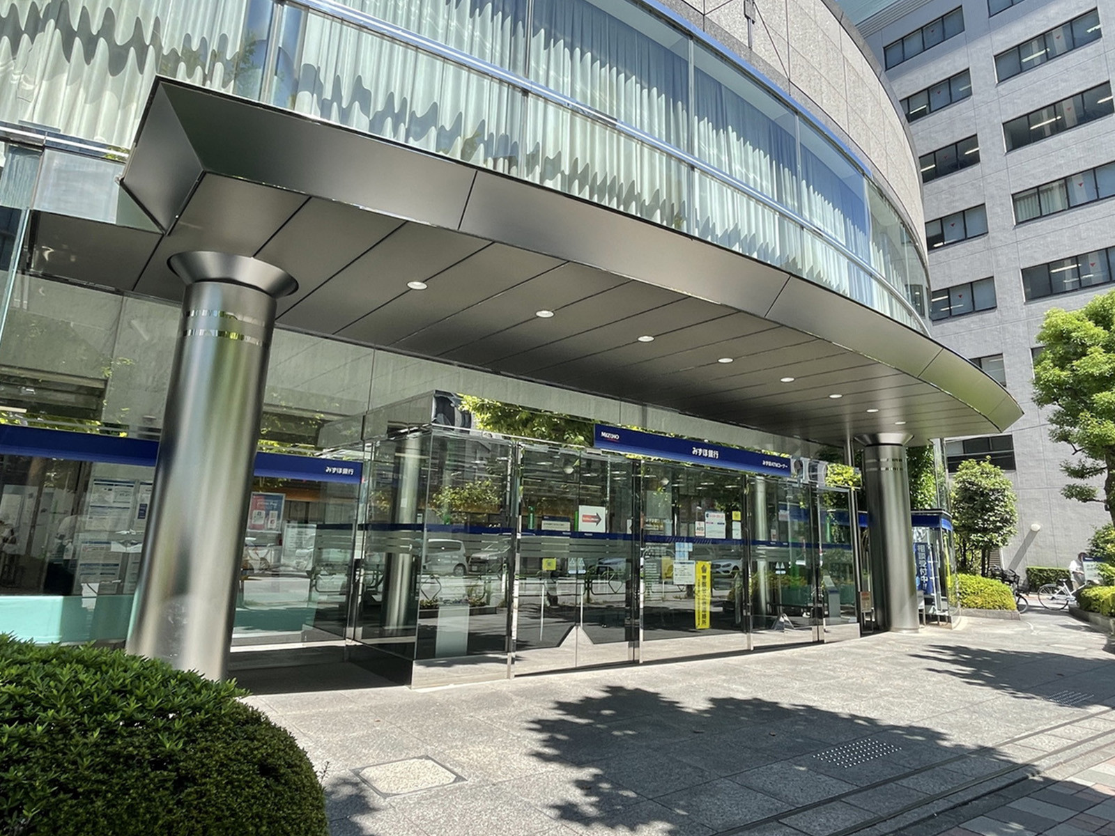 隣のみずほ銀行 小舟町支店