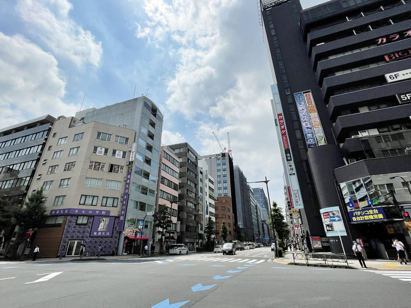 高梨ビル前面の中央通り