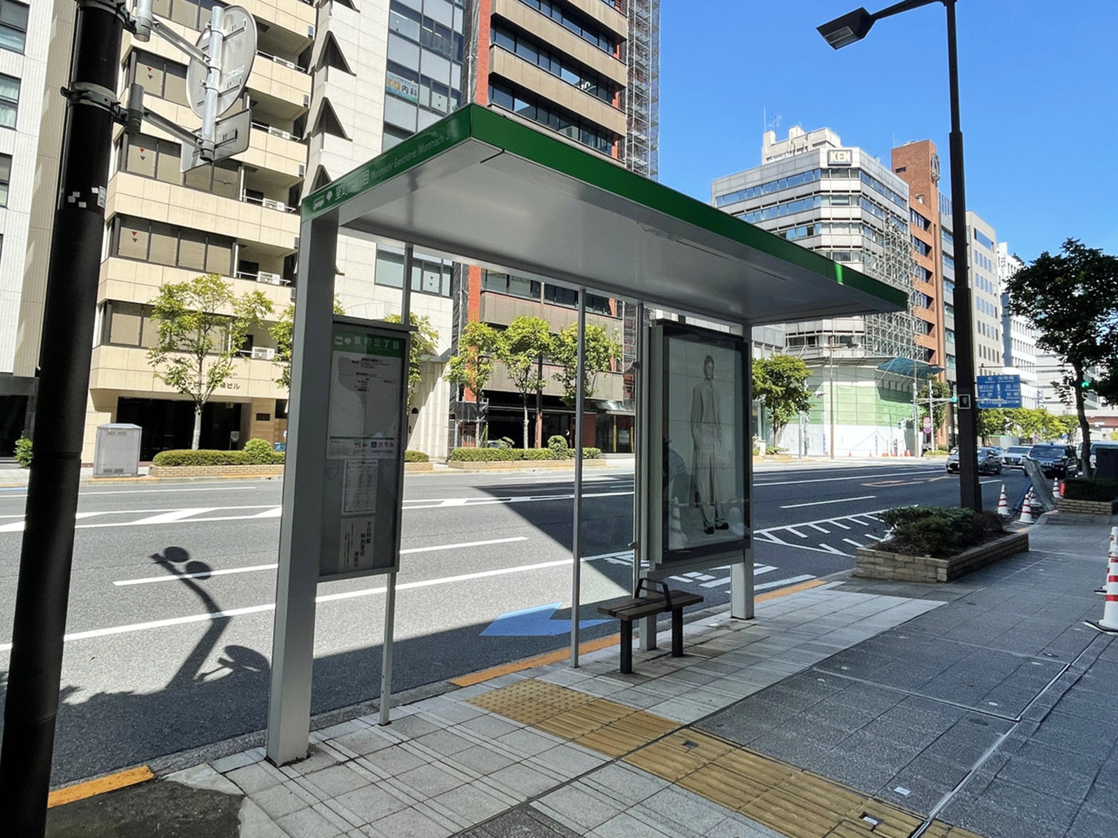 ビル前のバス停「室町三丁目」