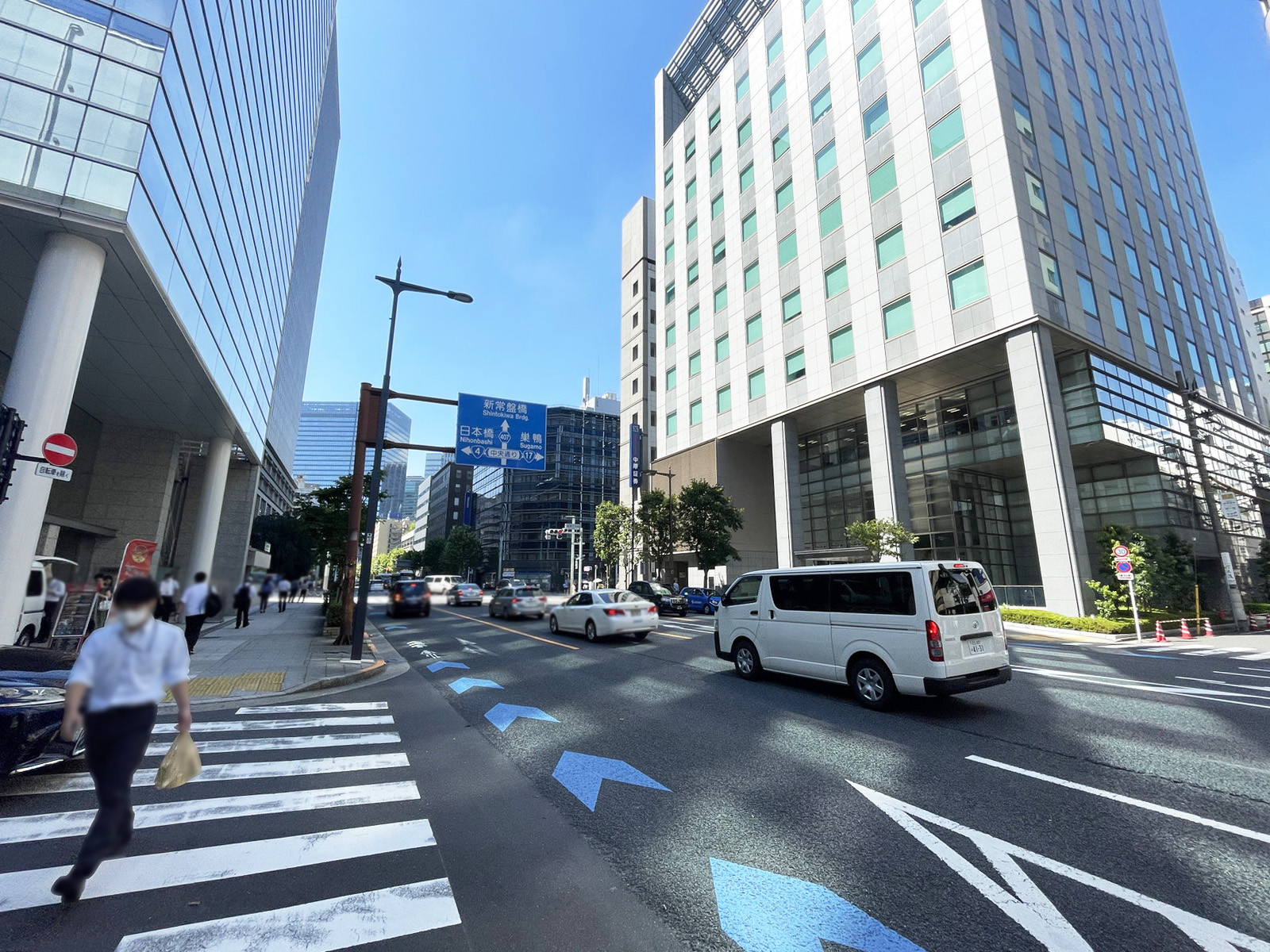 日本橋本町ビル前面の通り