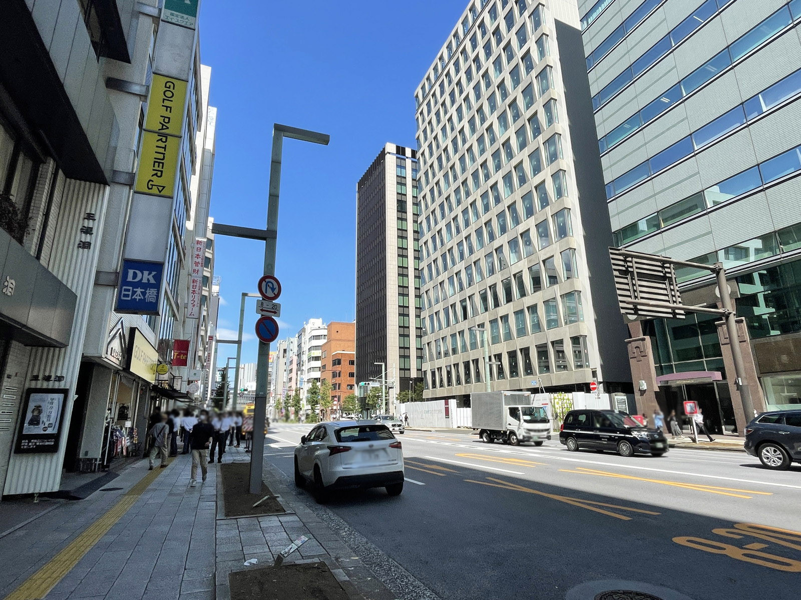 喜助日本橋室町ビル前面の中央通り