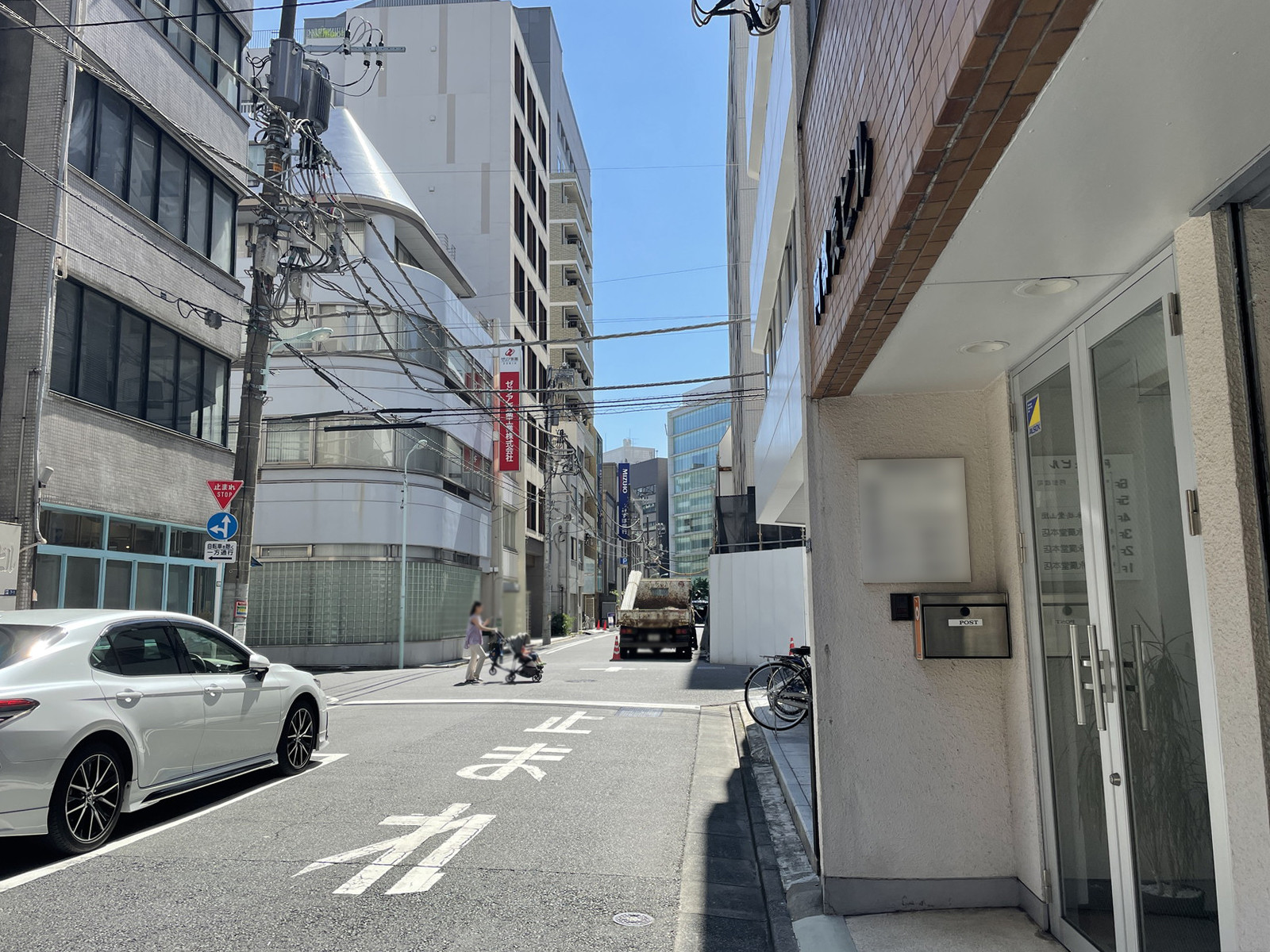 ヤクシビル前面の通り