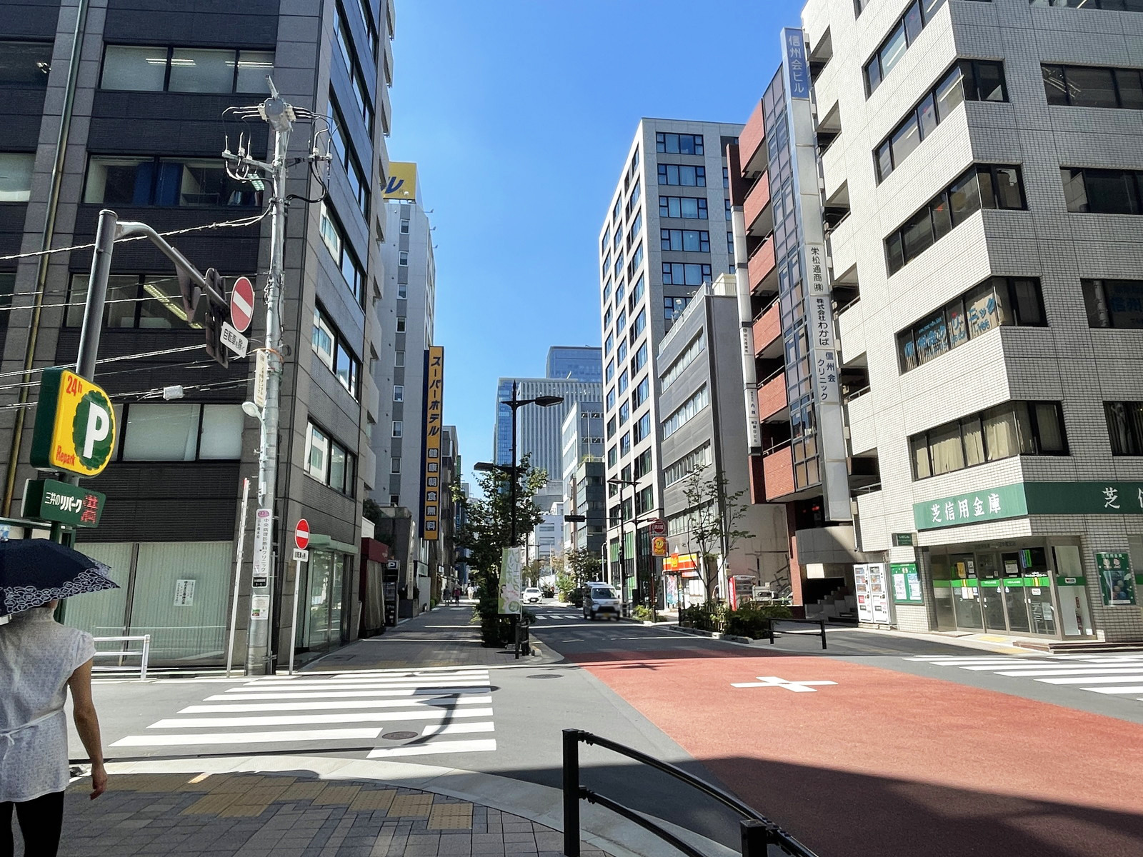 ピーコス日本橋ビル前面の通り