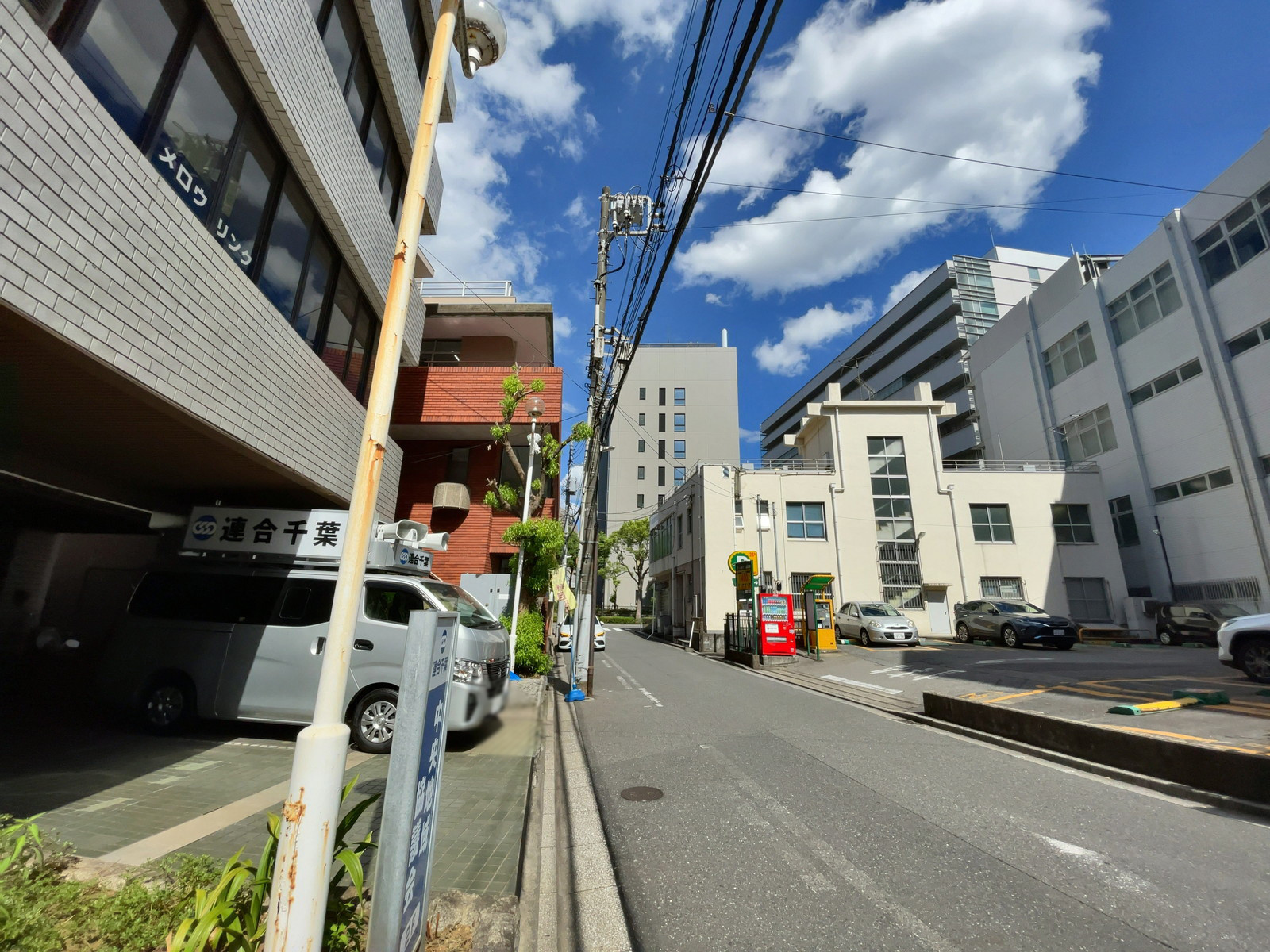 中央土地建物ビル前面の通り