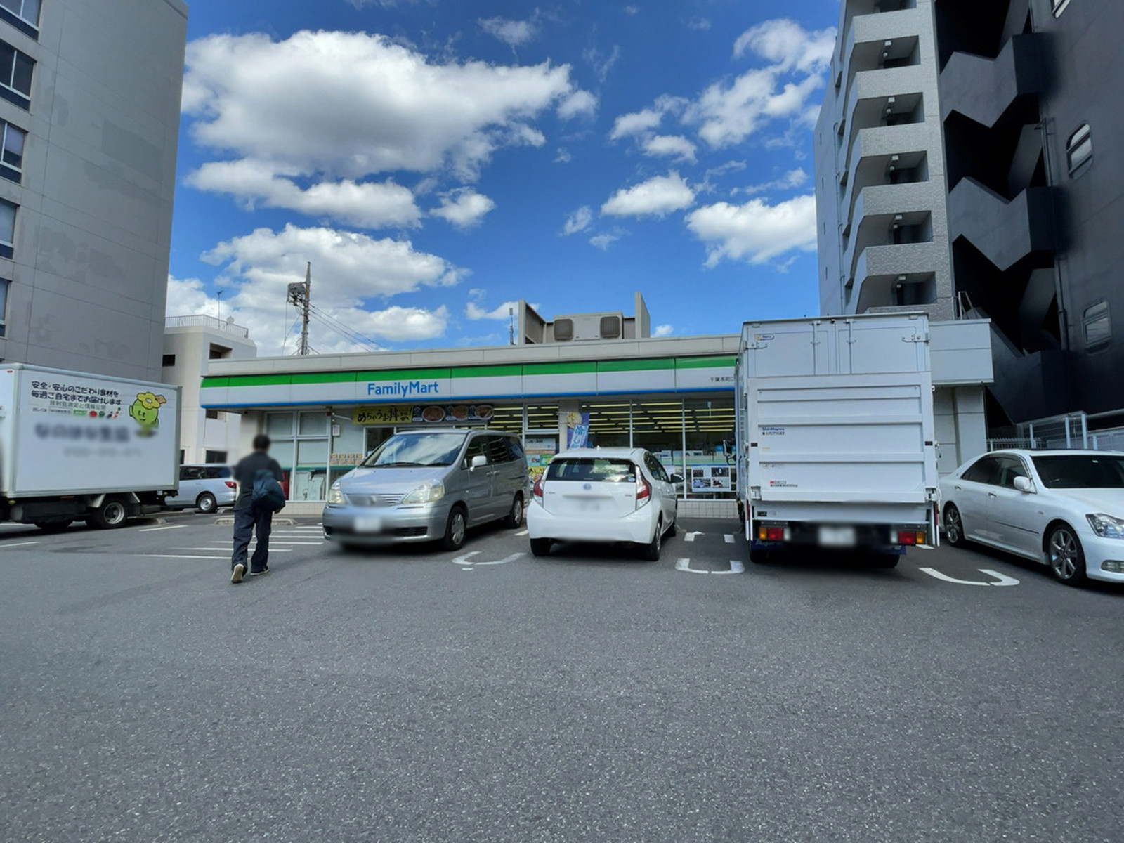 徒歩4分のファミリーマート 千葉本町二丁目店