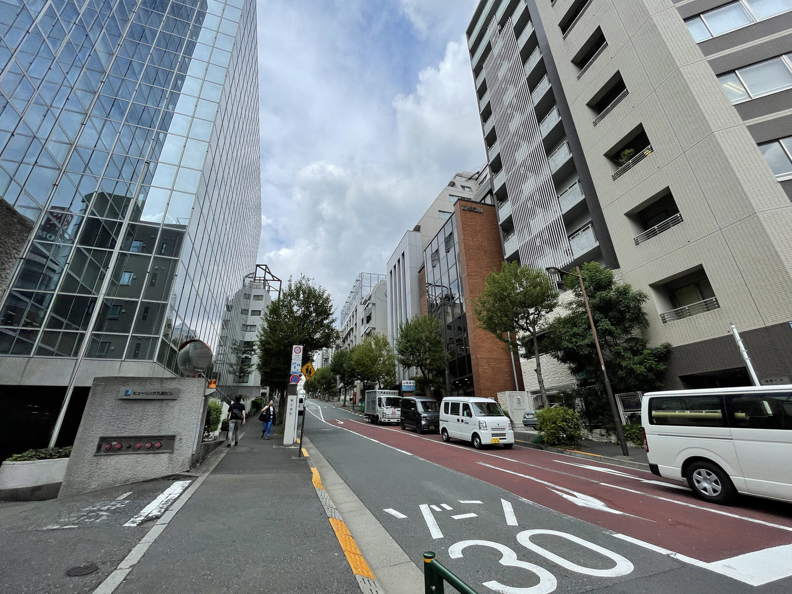 井門九段北ビル前面の通り
