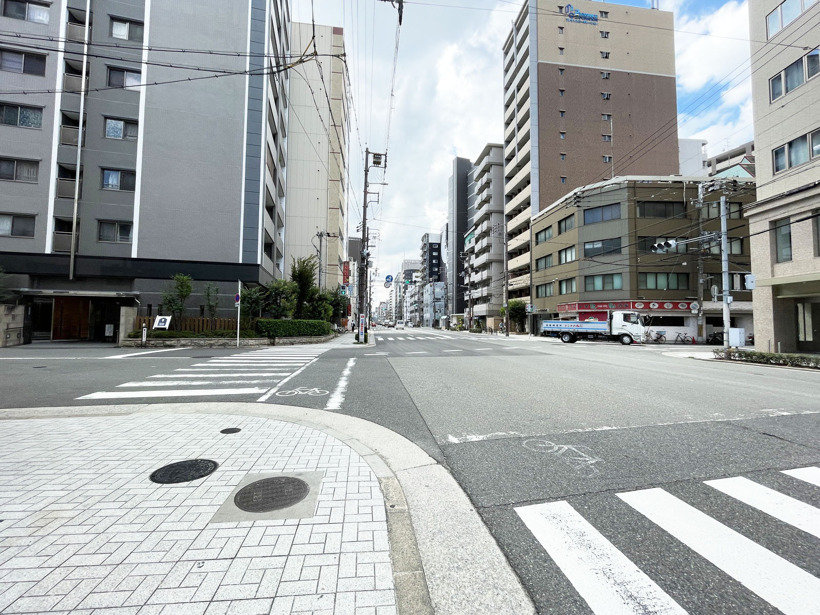 阿波座KDビル前面の通り