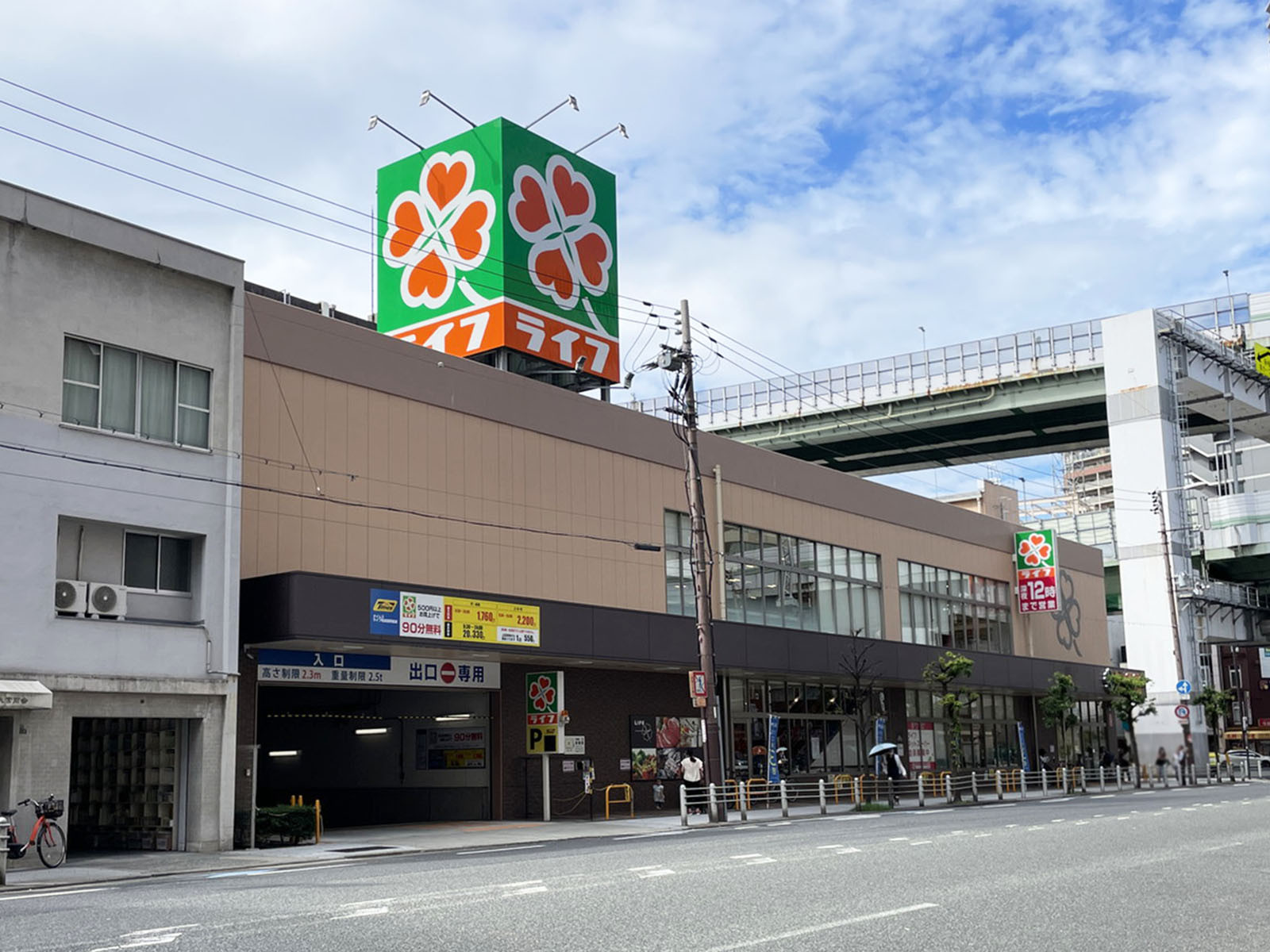 近くのライフ阿波座駅前店