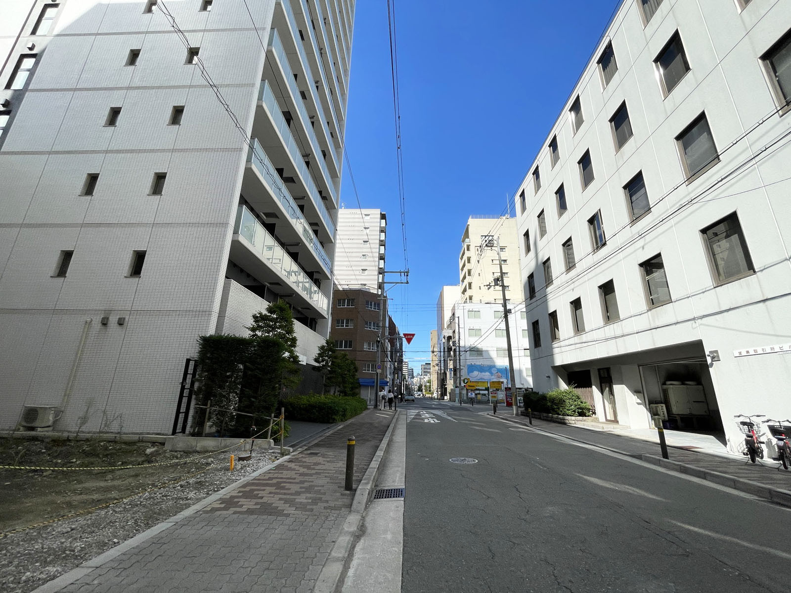 スギタビル前面の通り