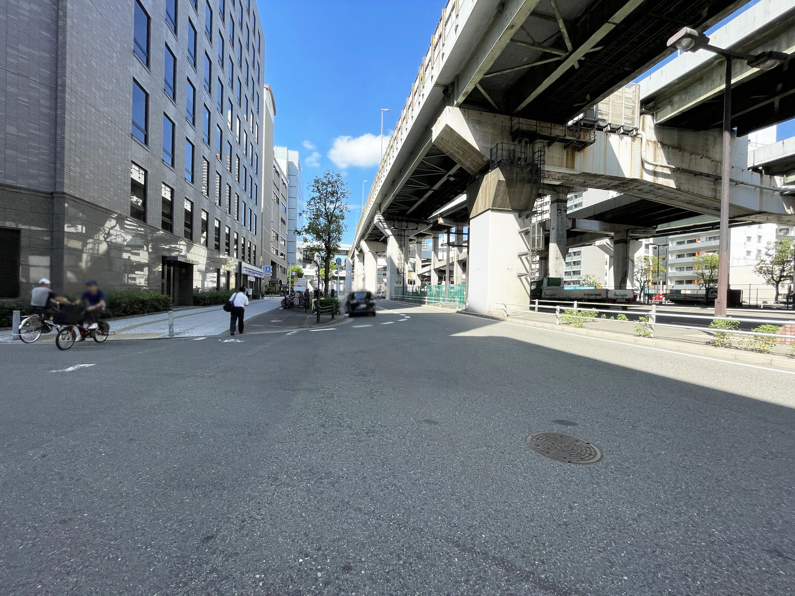 銀泉阿波座ビル前面の通り